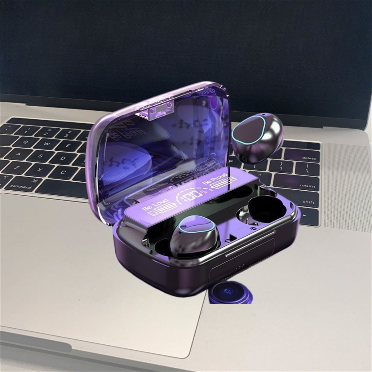 Kabellose Ohrhörer in einem Etui, offen auf einem Laptop. Etui und Ohrhörer sind lila.