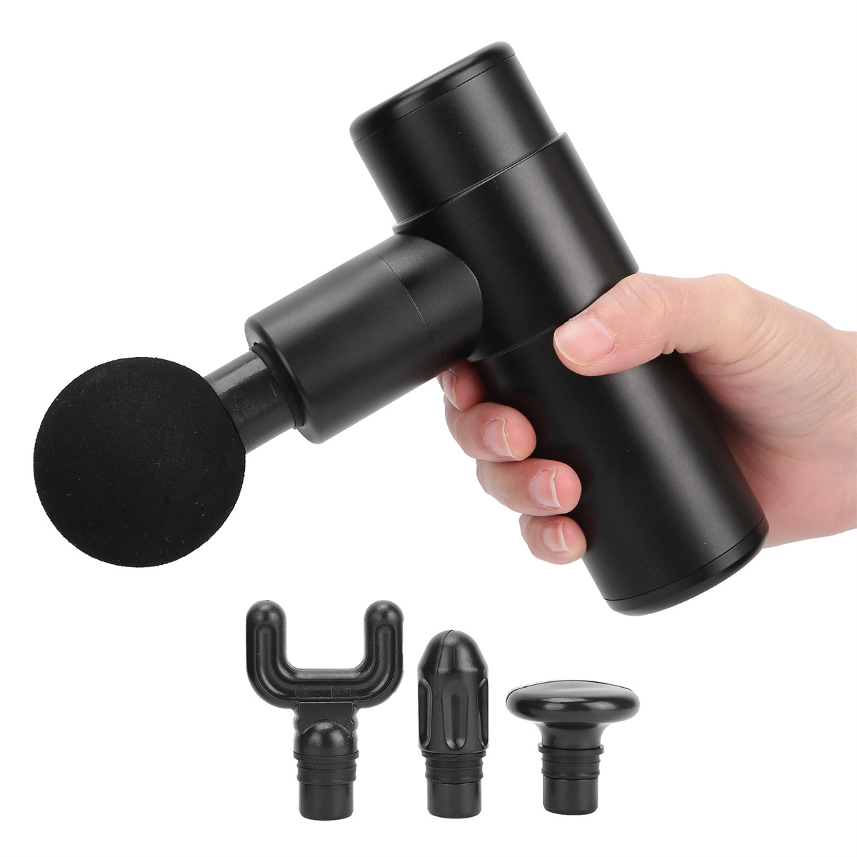 Eine schwarze Massagepistole wird von einer Hand gehalten, mit drei verschiedenen Massageköpfen darunter.
