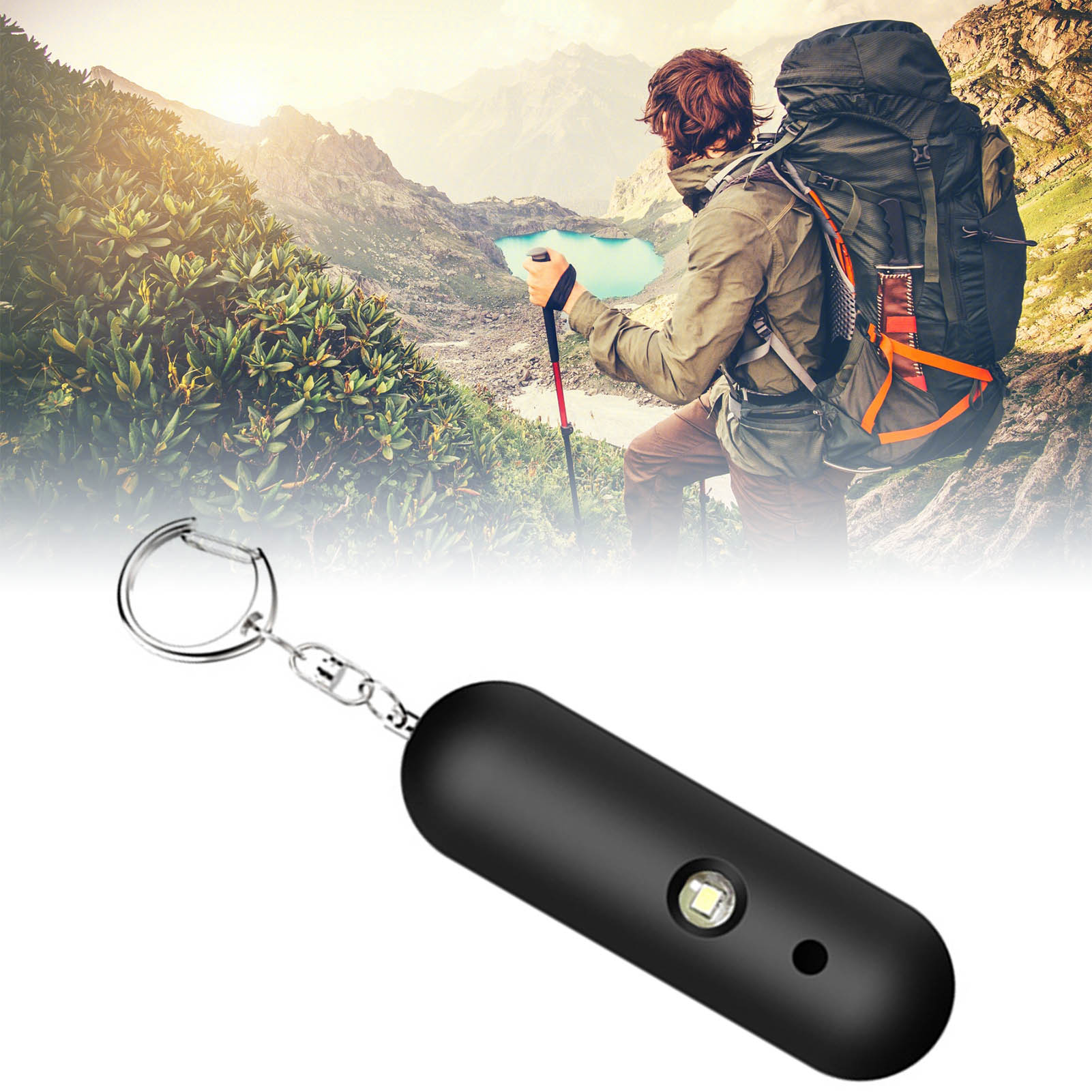 Eine schwarze Schlüsselbund-Taschenlampe mit Wanderer- und Bergkulisse. Die Taschenlampe hat ein Licht und einen Ring.