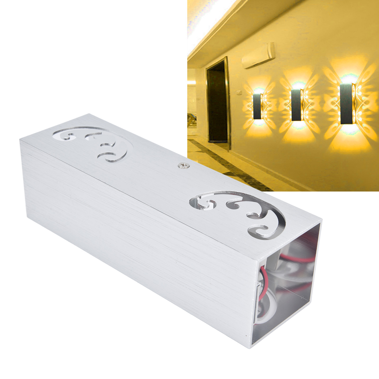 Silberne Wandleuchte mit dekorativem Design, das Licht ist im Hintergrund an.