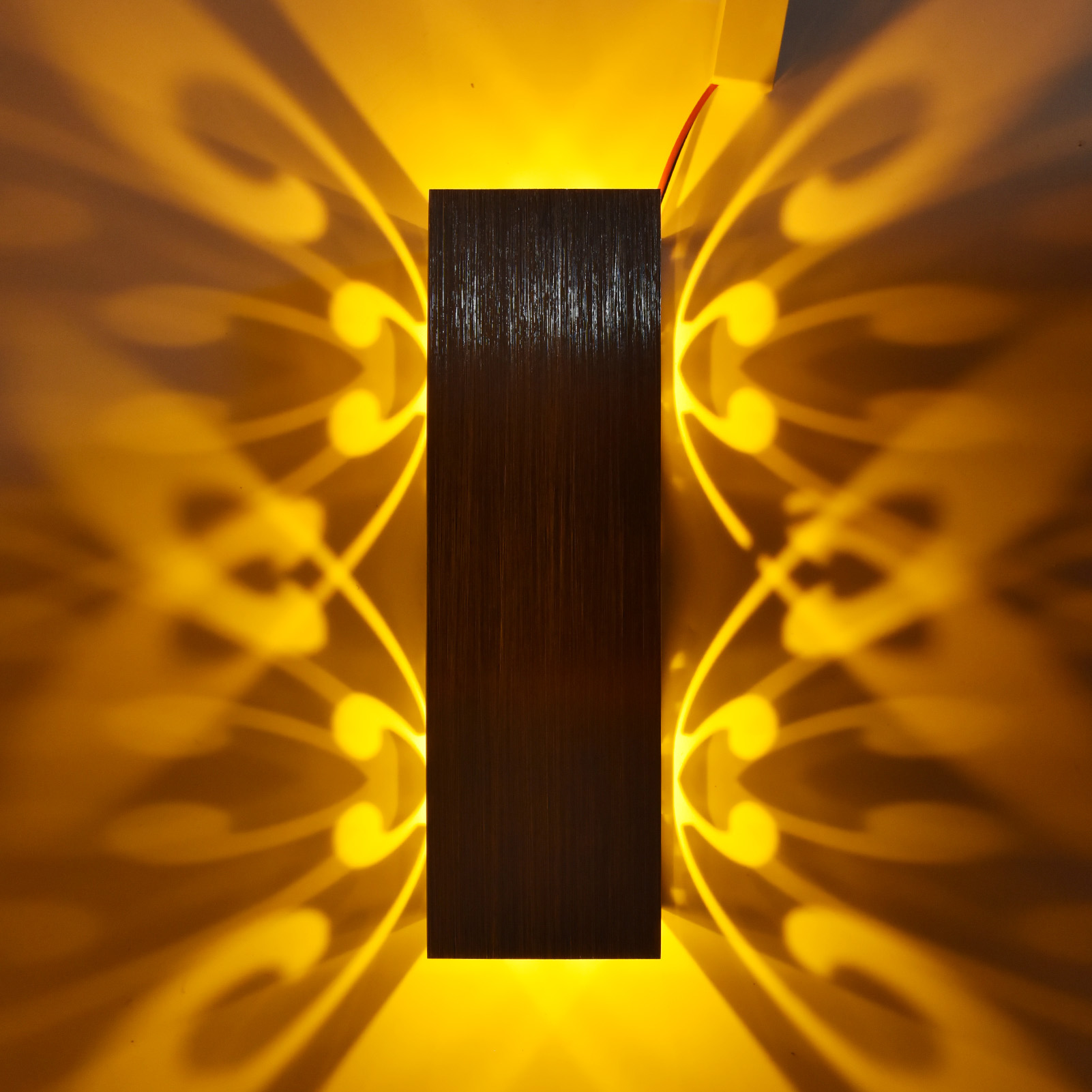 Nahaufnahme eines schwarzen Akkus mit goldenen Kontakten und Stiften.