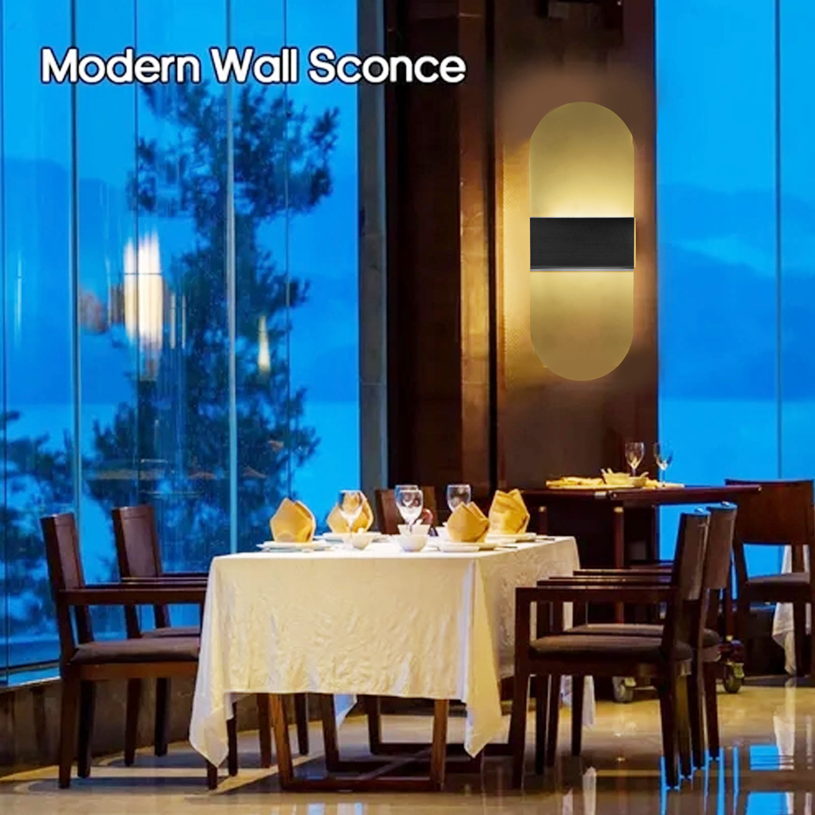 Moderne Wandleuchte in einem Restaurant. Die Leuchte hat ein Gold- und Schwarz-Design.
