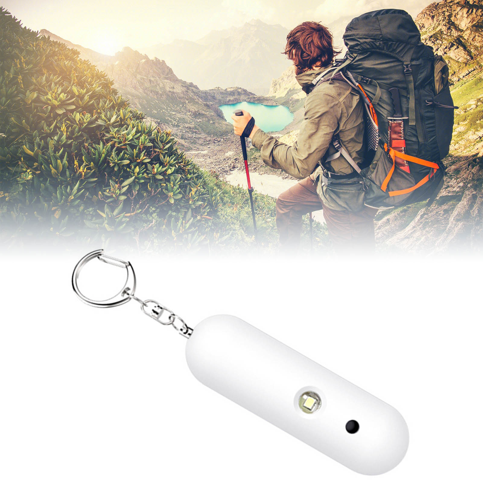Weiße Schlüsselanhänger-Taschenlampe mit Wanderer im Hintergrund auf einem Bergpfad.