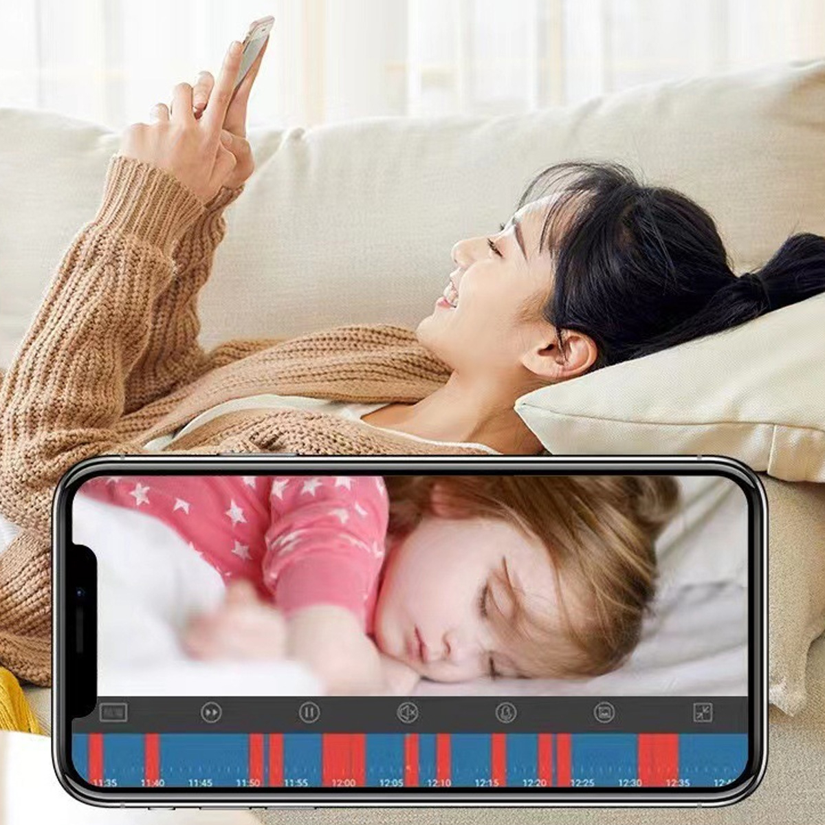 Frau auf Couch, die ein Telefon benutzt, das ein schlafendes Kind mit Zeitleiste zeigt.