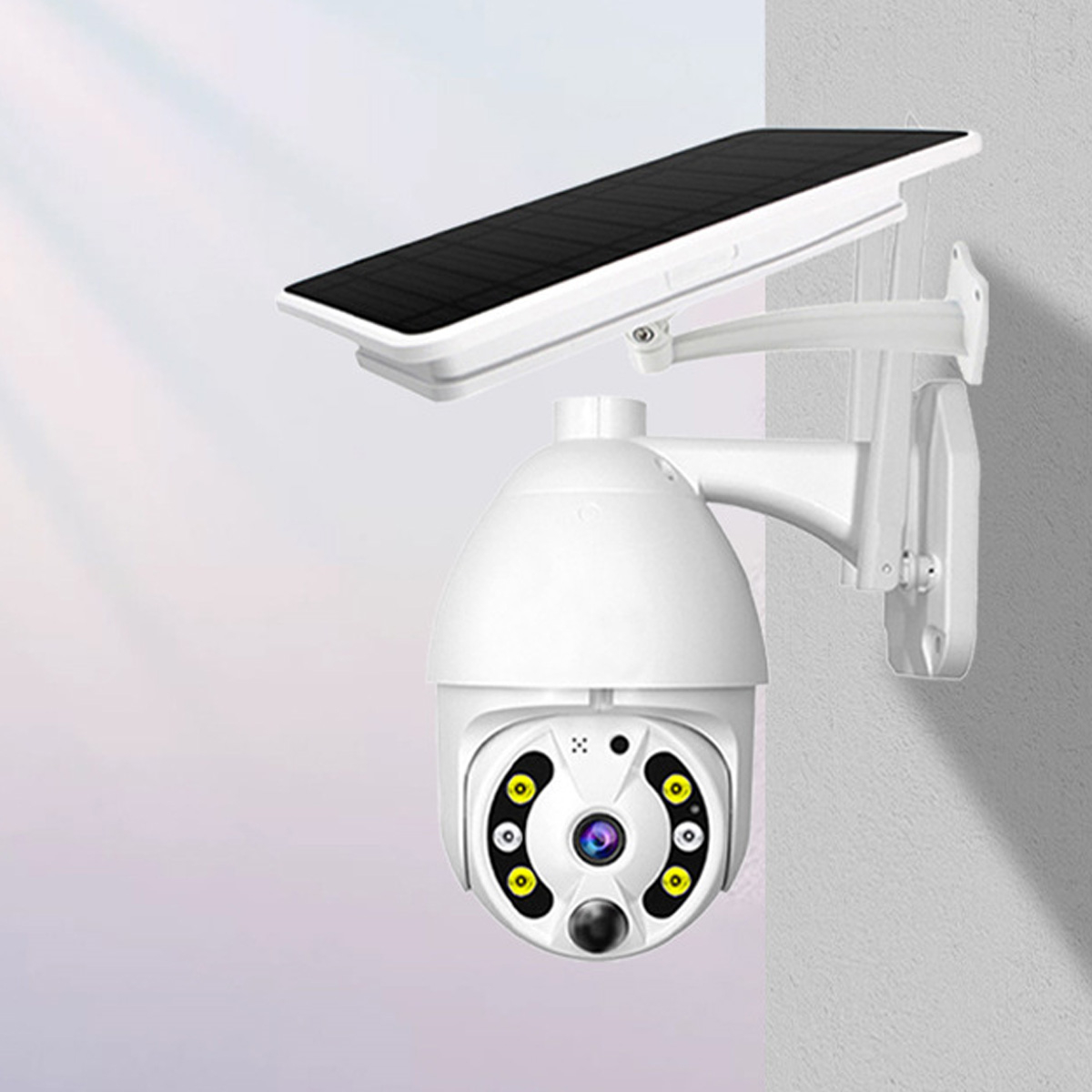 Weiße Überwachungskamera mit Solarpanel an der Wand montiert. Die Kamera hat eine Kuppelform.