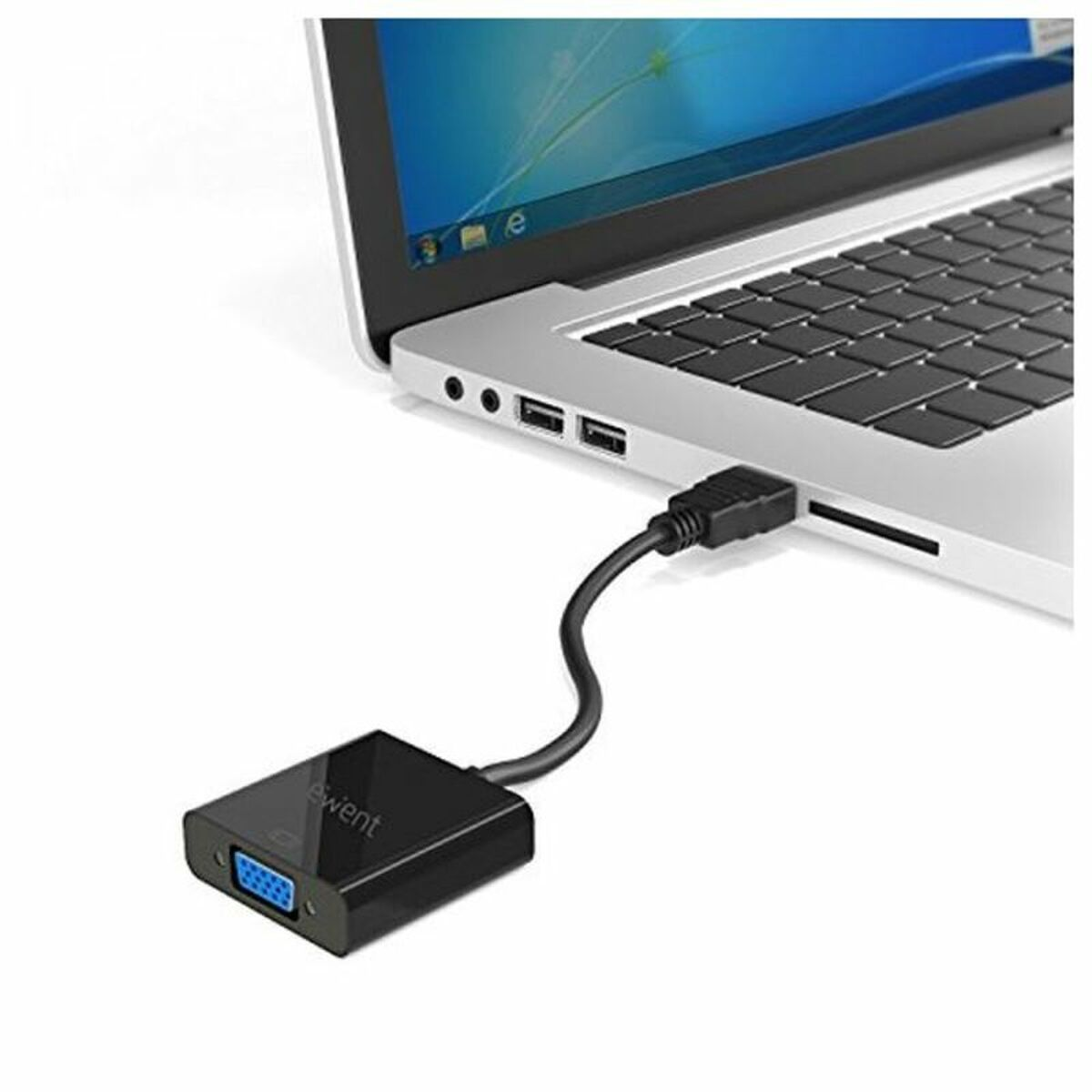 Un adattatore da VGA a HDMI nero collegato a un laptop. Il laptop è argento, l'adattatore è nero.