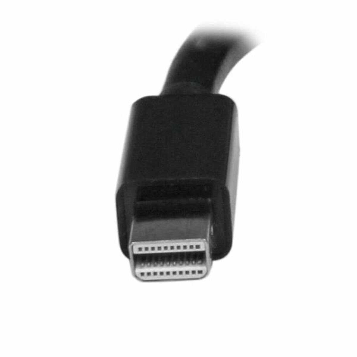 Primer plano de un conector de cable DisplayPort negro. El conector tiene forma rectangular.