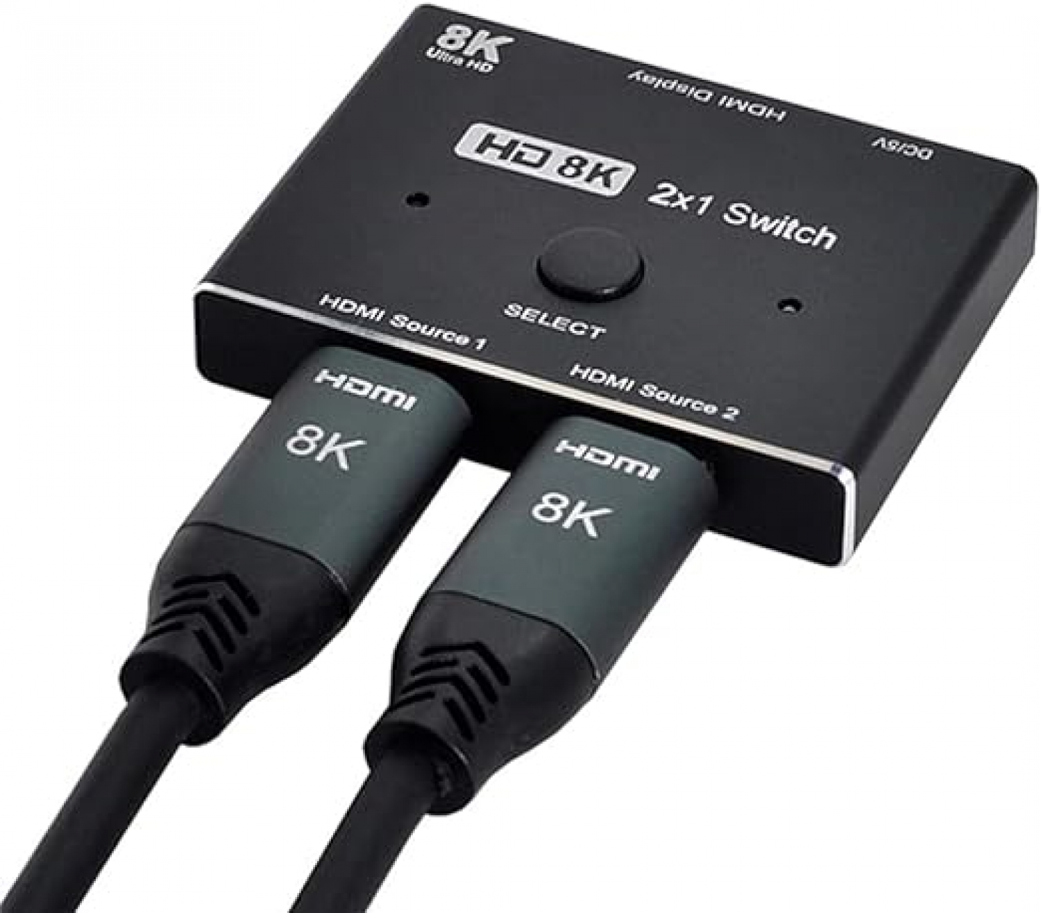 Un conmutador HDMI negro con dos cables HDMI enchufados y etiquetados HDMI 8K. Sobre una superficie blanca.