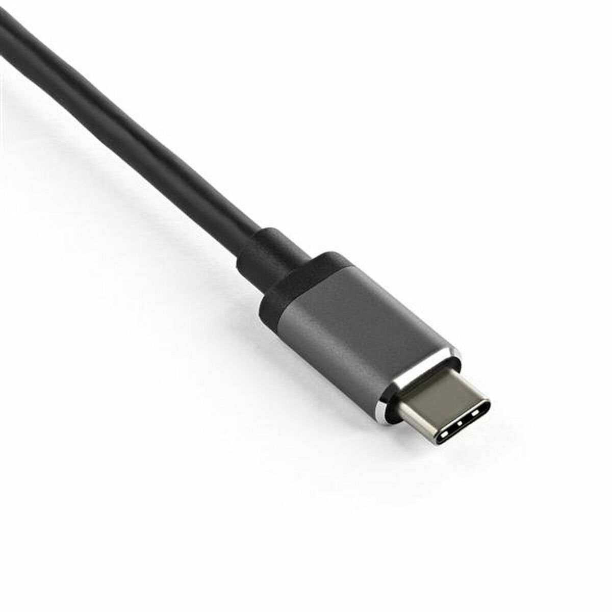 Primer plano de un cable USB-C negro con conector gris, aislado sobre fondo blanco.