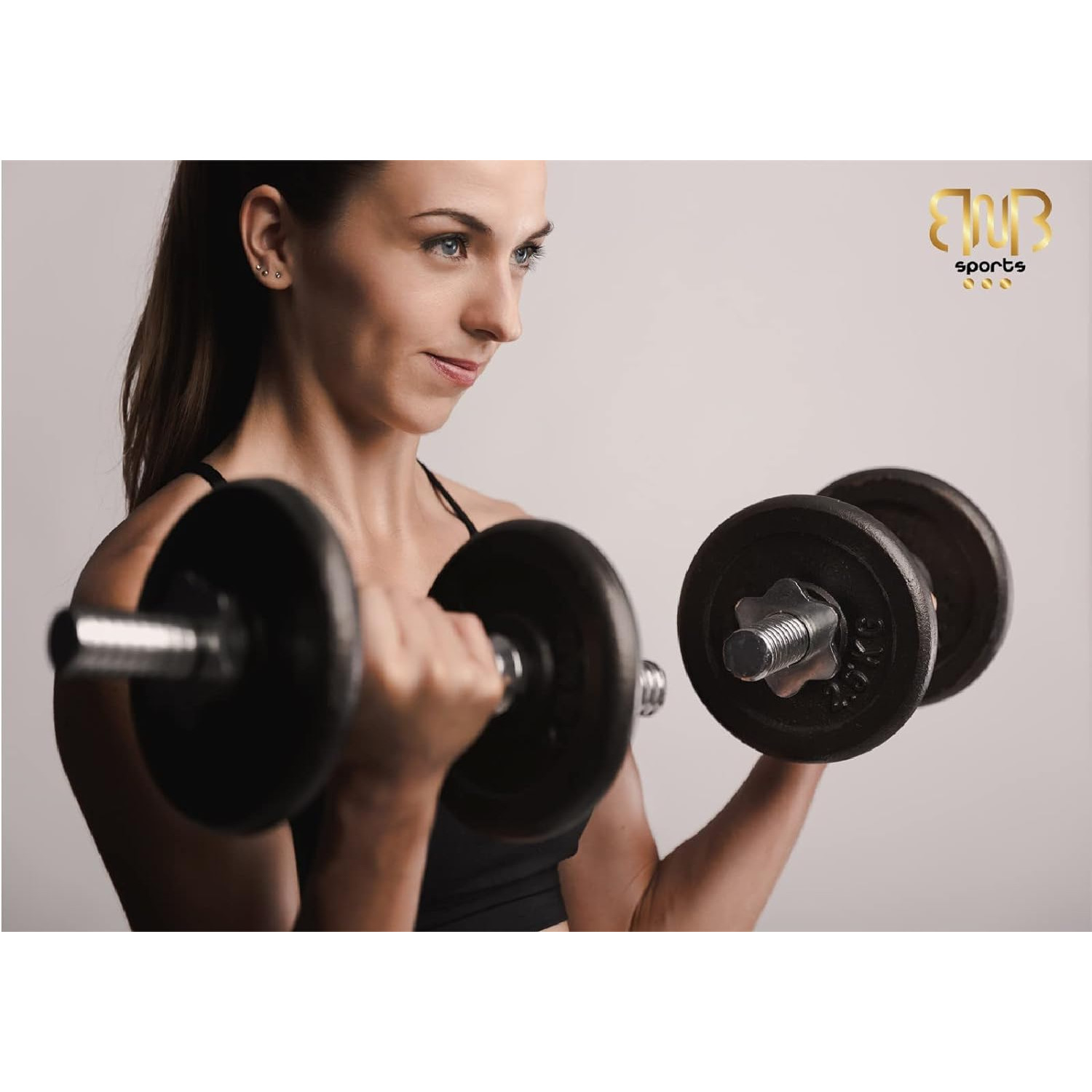 Eine Frau, die im Fitnessstudio Hanteln hebt, mit einem Logo in der oberen rechten Ecke.