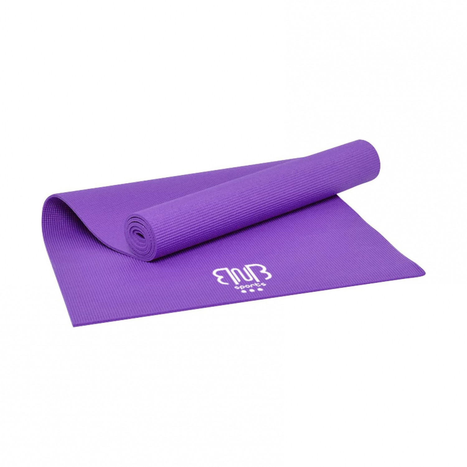 Gerollte lilafarbene Yogamatte. Weißer Hintergrund.