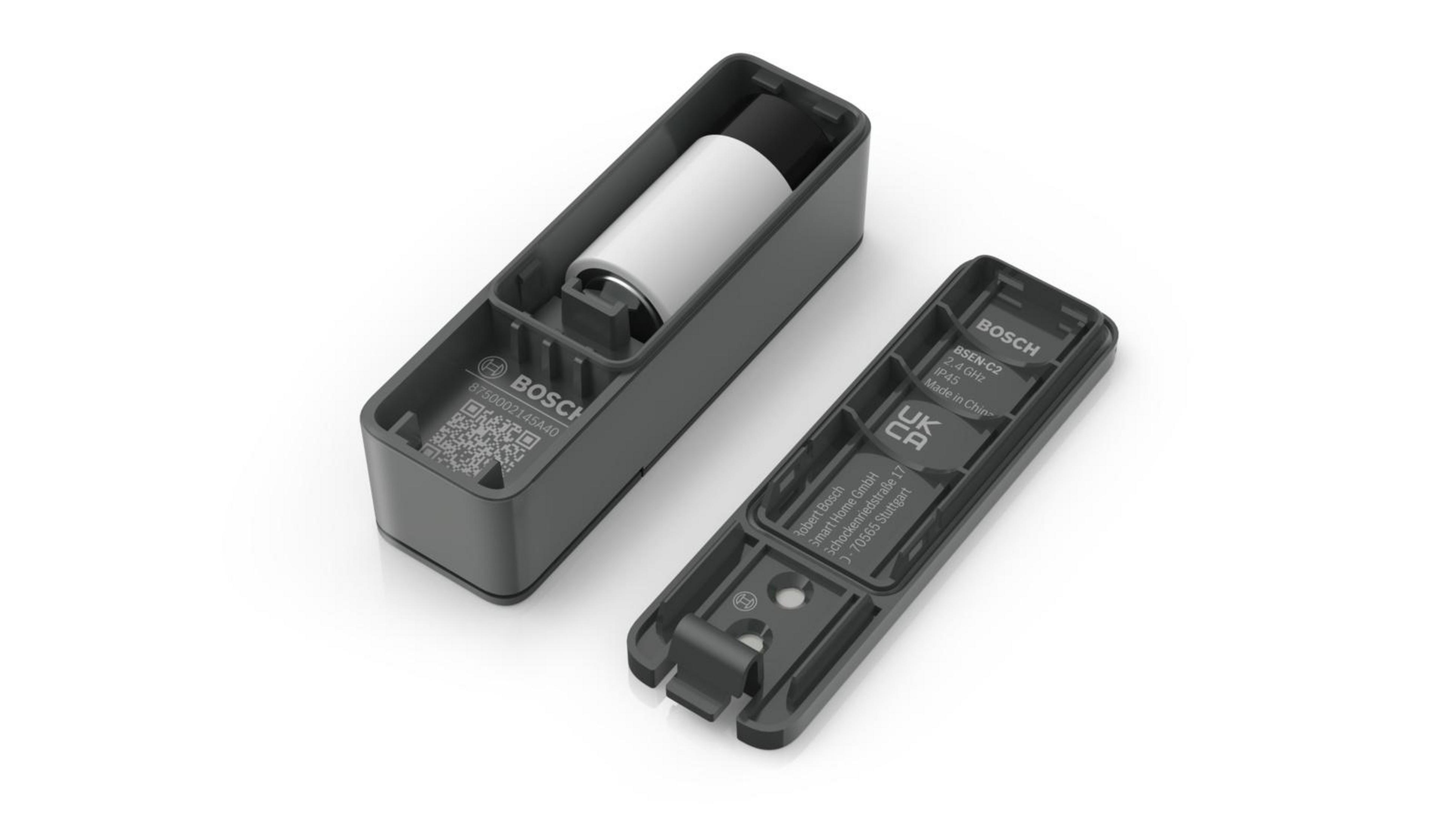 Zwei offene schwarze rechteckige Gehäuse, eines mit einer Batterie.
