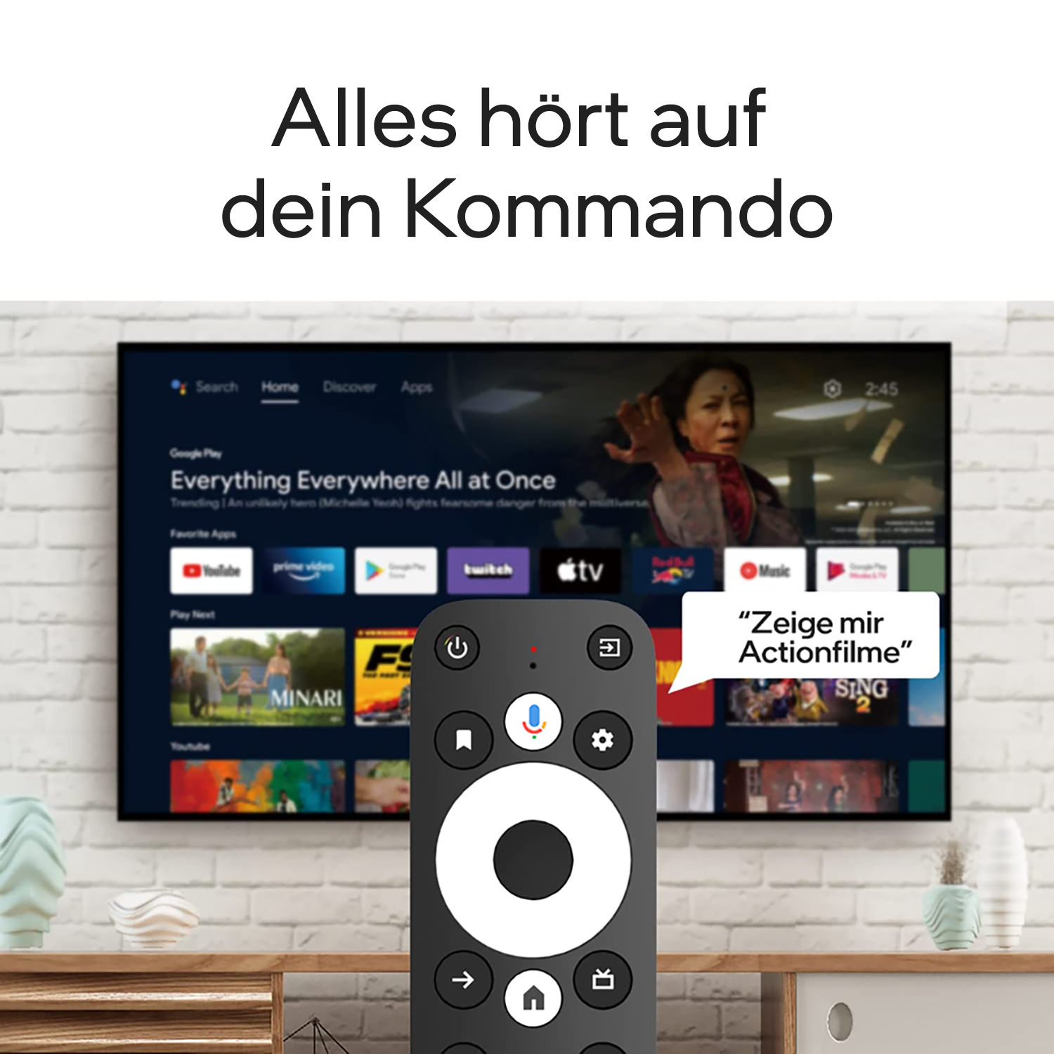 Un mando a distancia inteligente con un televisor al fondo. El televisor muestra títulos de películas.