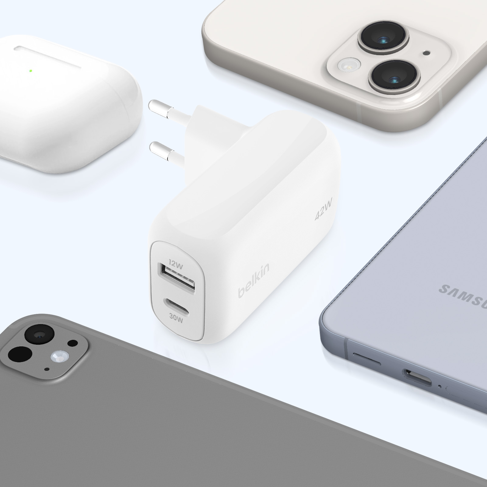 Chargeur Belkin blanc avec deux ports USB et plusieurs smartphones. Un chargeur blanc, 42W, 12W et 30W.