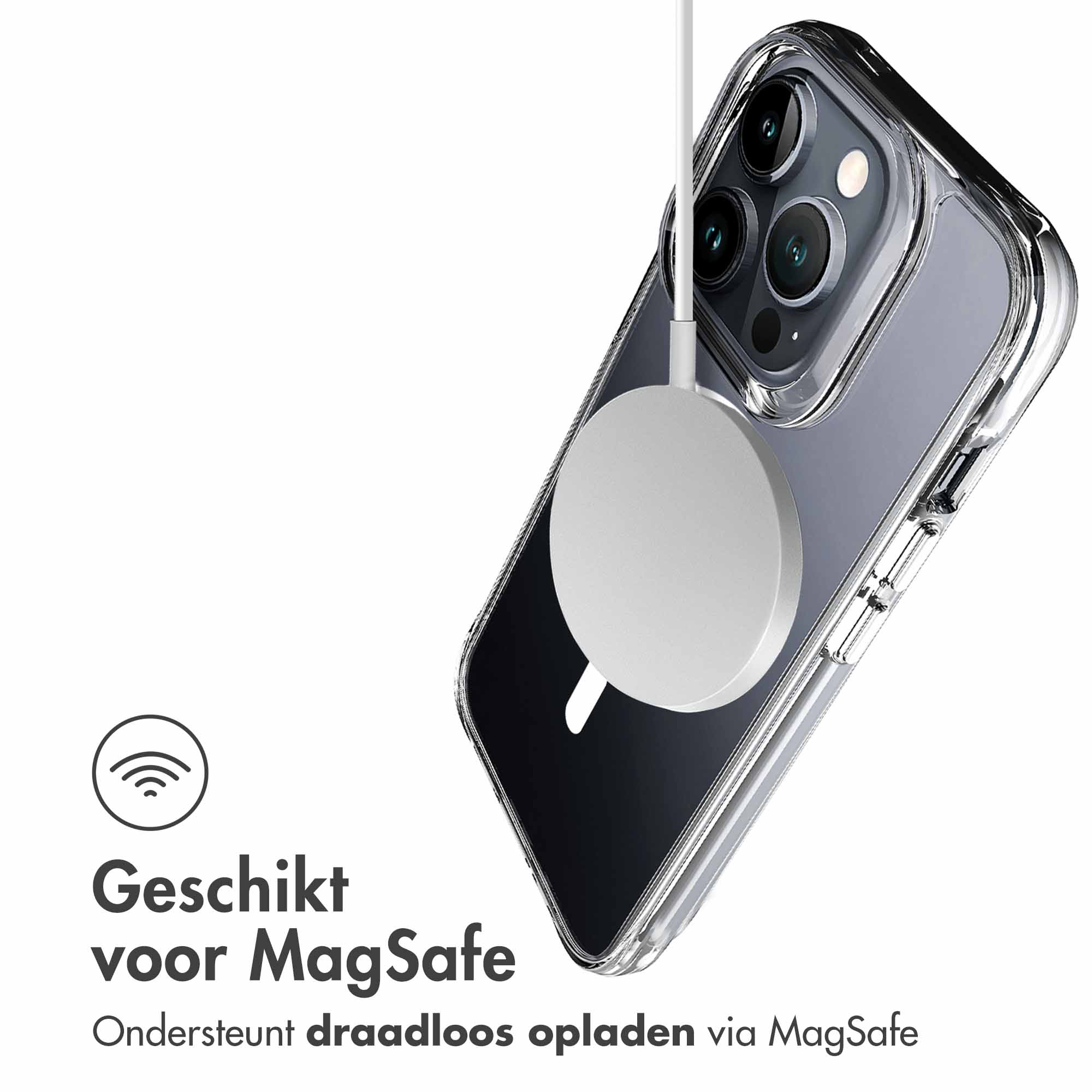 iPhone in custodia trasparente, con caricatore MagSafe bianco attaccato.