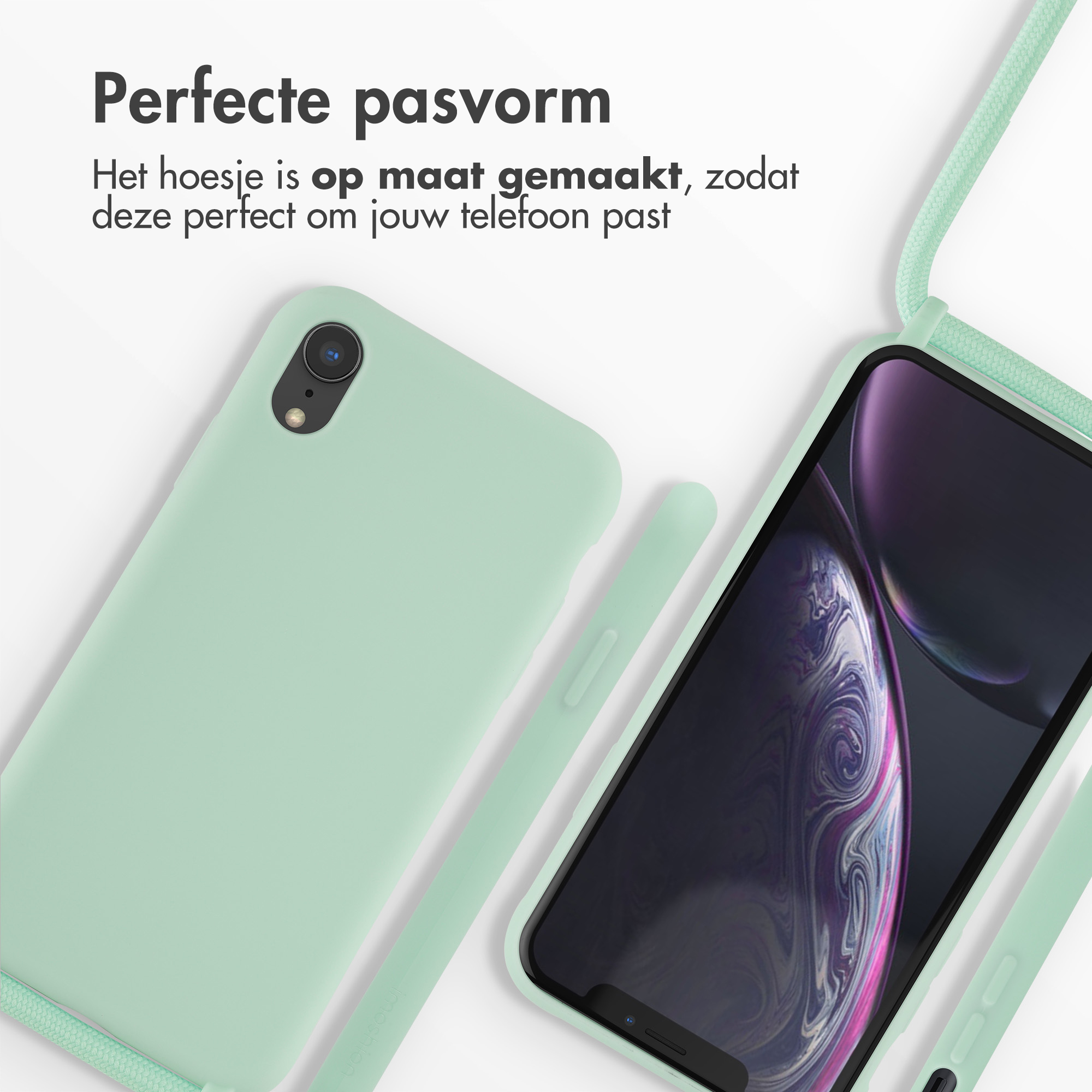 Téléphone dans un étui vert, à côté d'un autre étui et d'une sangle. Fond blanc.