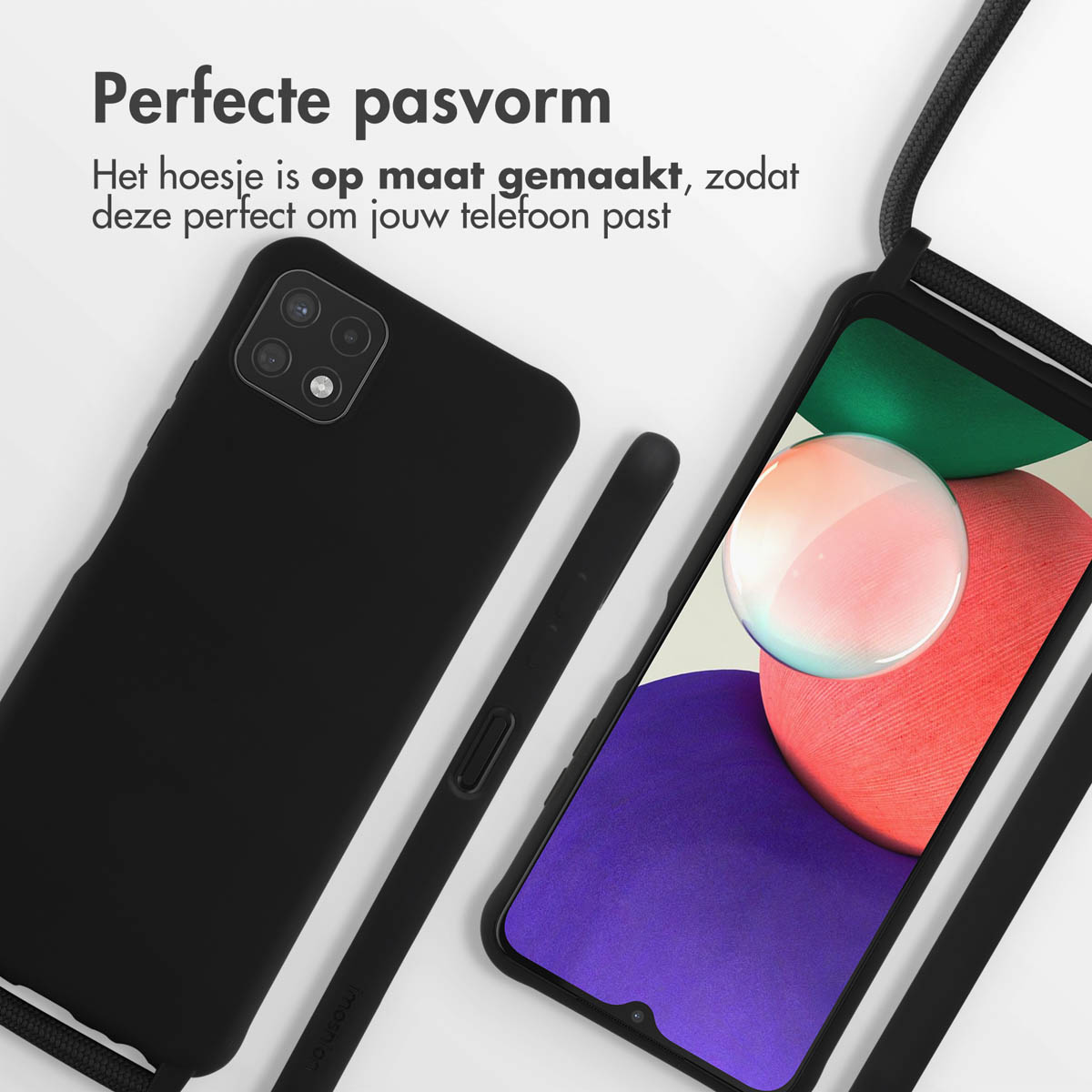 Een zwarte telefoonhoes met een telefoon erin en een bandje. Het is ontworpen voor een perfecte pasvorm.