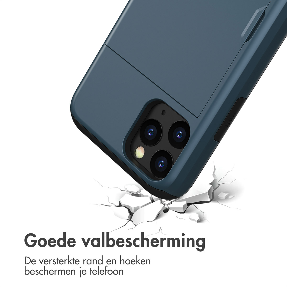 Een donkerblauwe telefoonhoes op een wit oppervlak met scheuren. Tekst: 'Goede valbescherming'. De hoes heeft 3 cameralenzen.