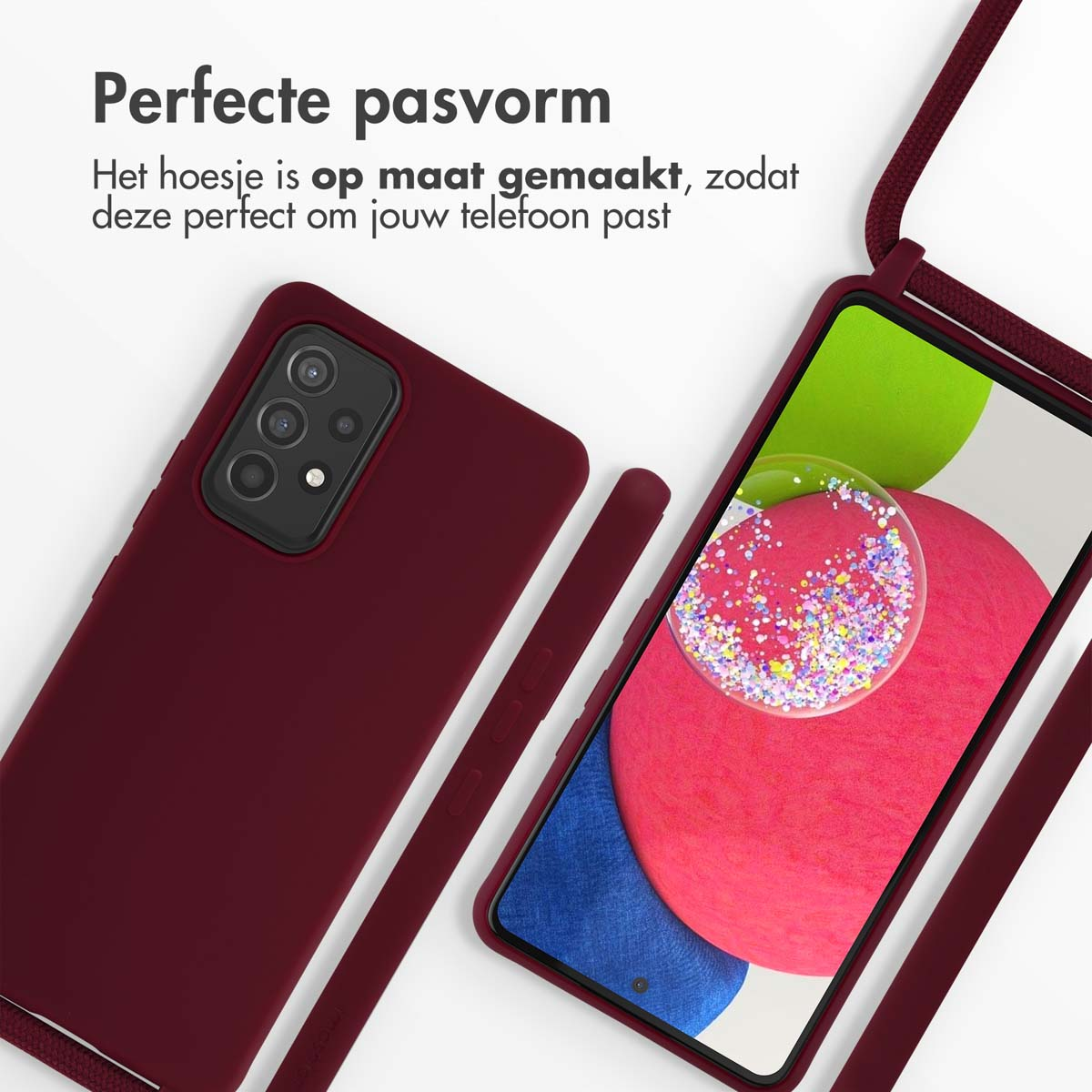 Coque de téléphone bordeaux, avec un téléphone en présentation et une coque assortie à côté.