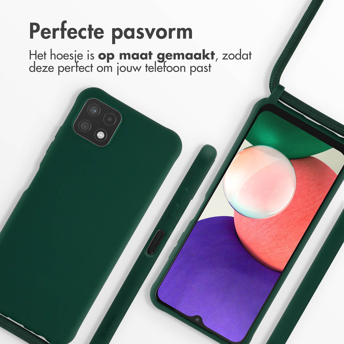 Een groene telefoonhoes met een telefoon en een groen koord. De telefoon zit in de hoes. De tekst zegt dat het perfect past.