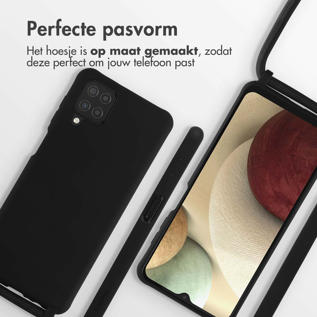 Coque de téléphone noire avec téléphone à l'intérieur. Un cordon noir est attaché.