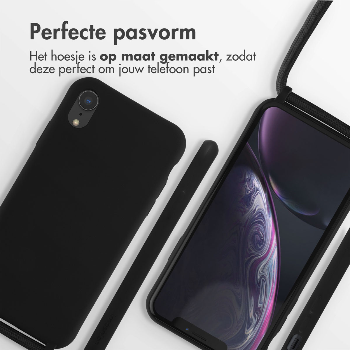 Coque de téléphone noire à côté d'un téléphone noir. Un cordon noir est attaché au téléphone.