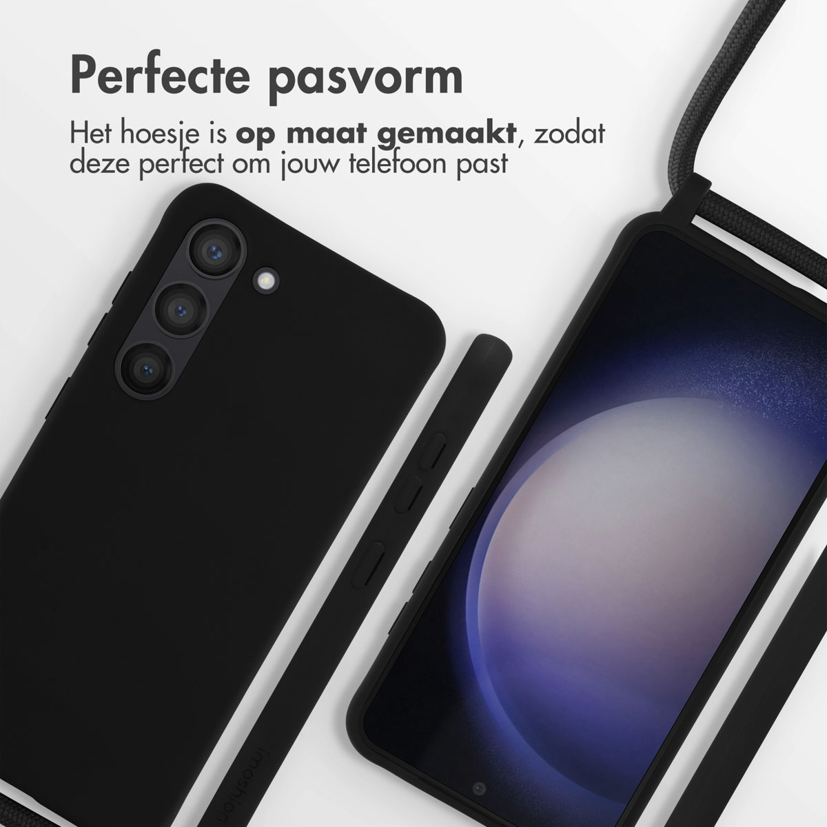 Een zwarte telefoonhoes met een telefoon erin en een bijpassende riem zijn te zien op een witte achtergrond.