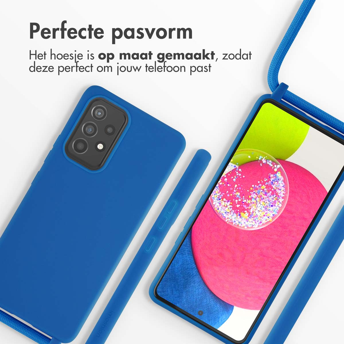 Coque de téléphone bleue, avec un téléphone en présentation et une coque assortie à côté.