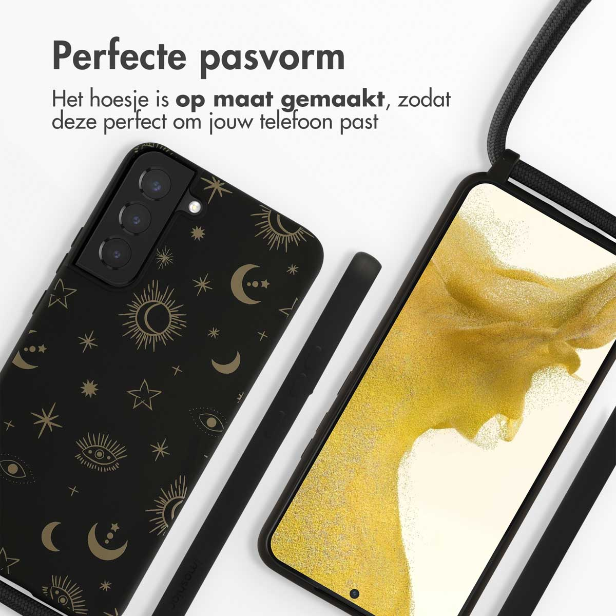 Coque de téléphone noire avec un design doré. Téléphone à l'intérieur, écran visible. Fond blanc. Aussi une lanière.