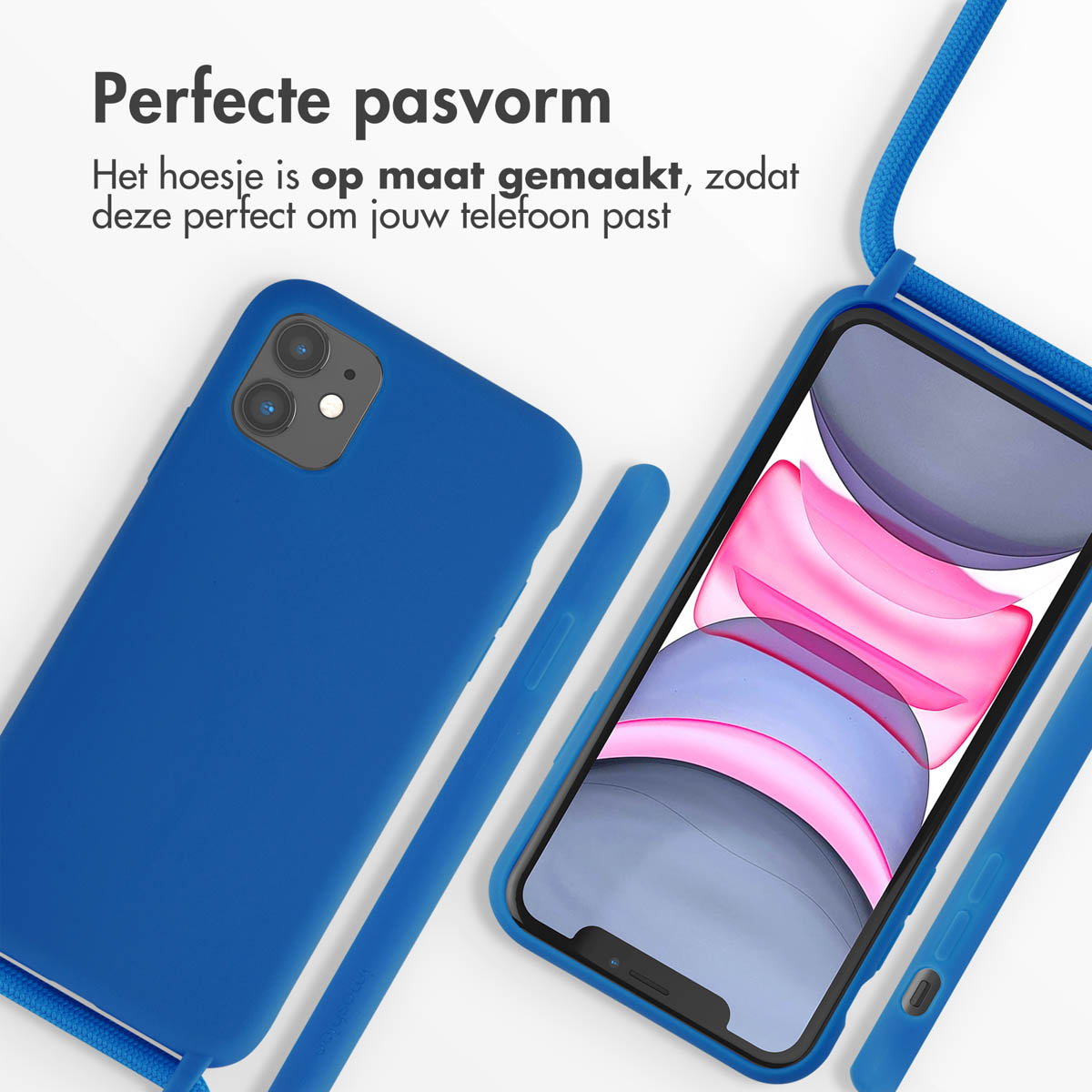 Blauw telefoonhoesje met telefoon en koord. Tekst: Perfecte pasvorm.