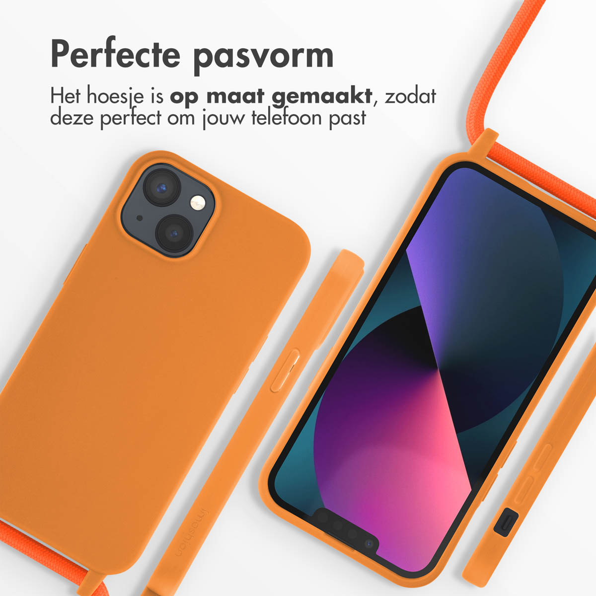 Een oranje telefoonhoesje met een telefoon erin en een oranje bandje. De achtergrond is wit.