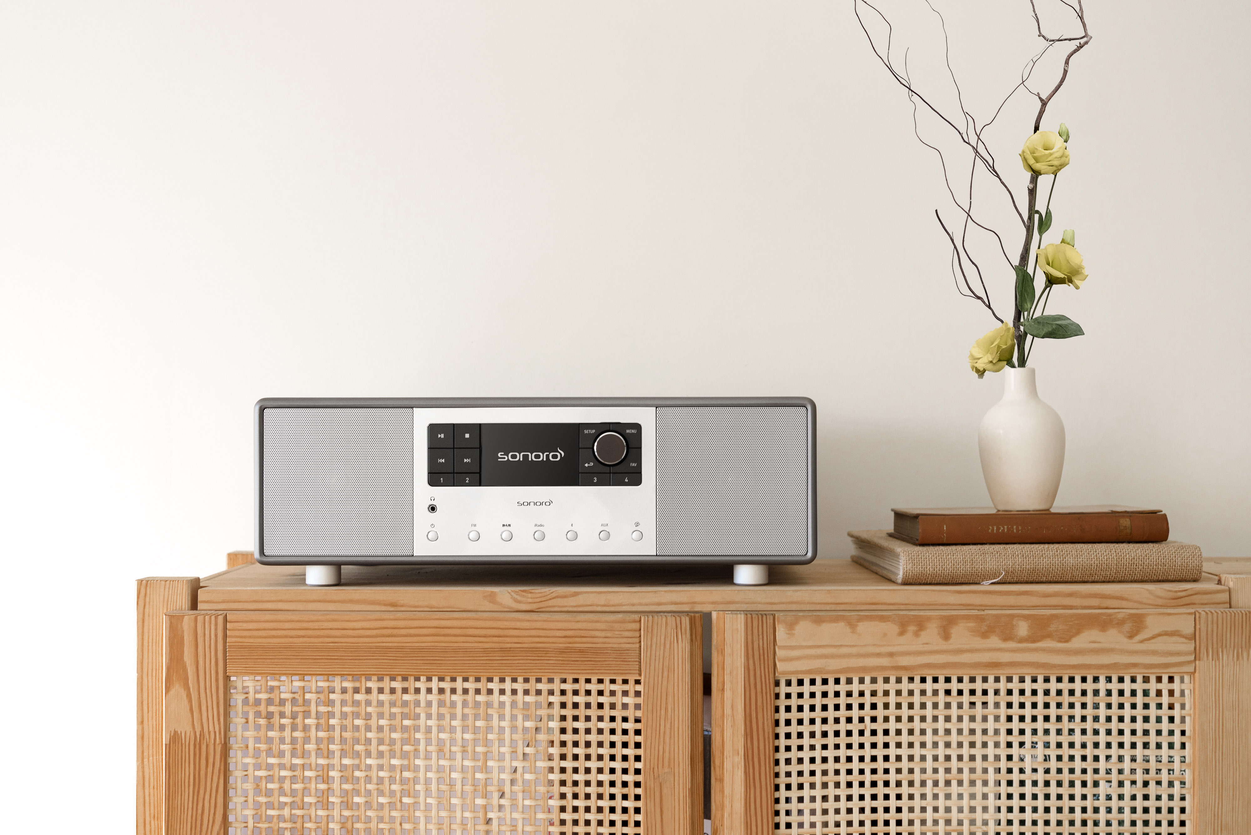 Slimme radio op houten kast met decoratie.