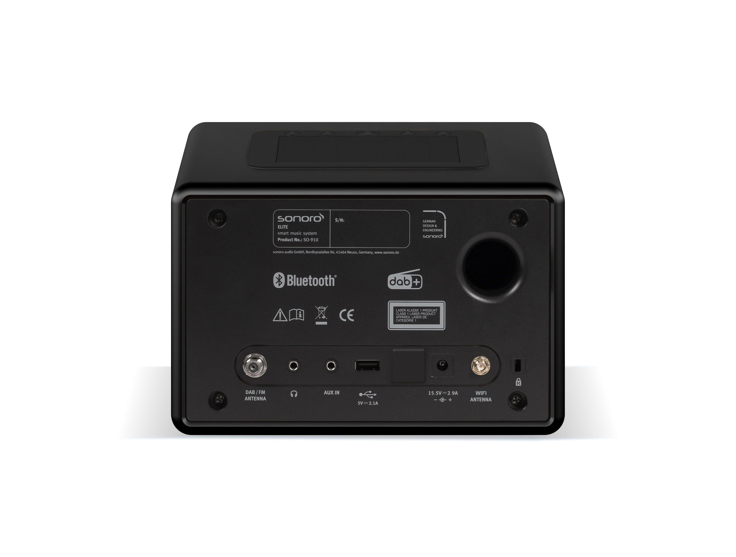 Achteraanzicht van een zwart audio-apparaat met poorten en knoppen op een witte achtergrond.