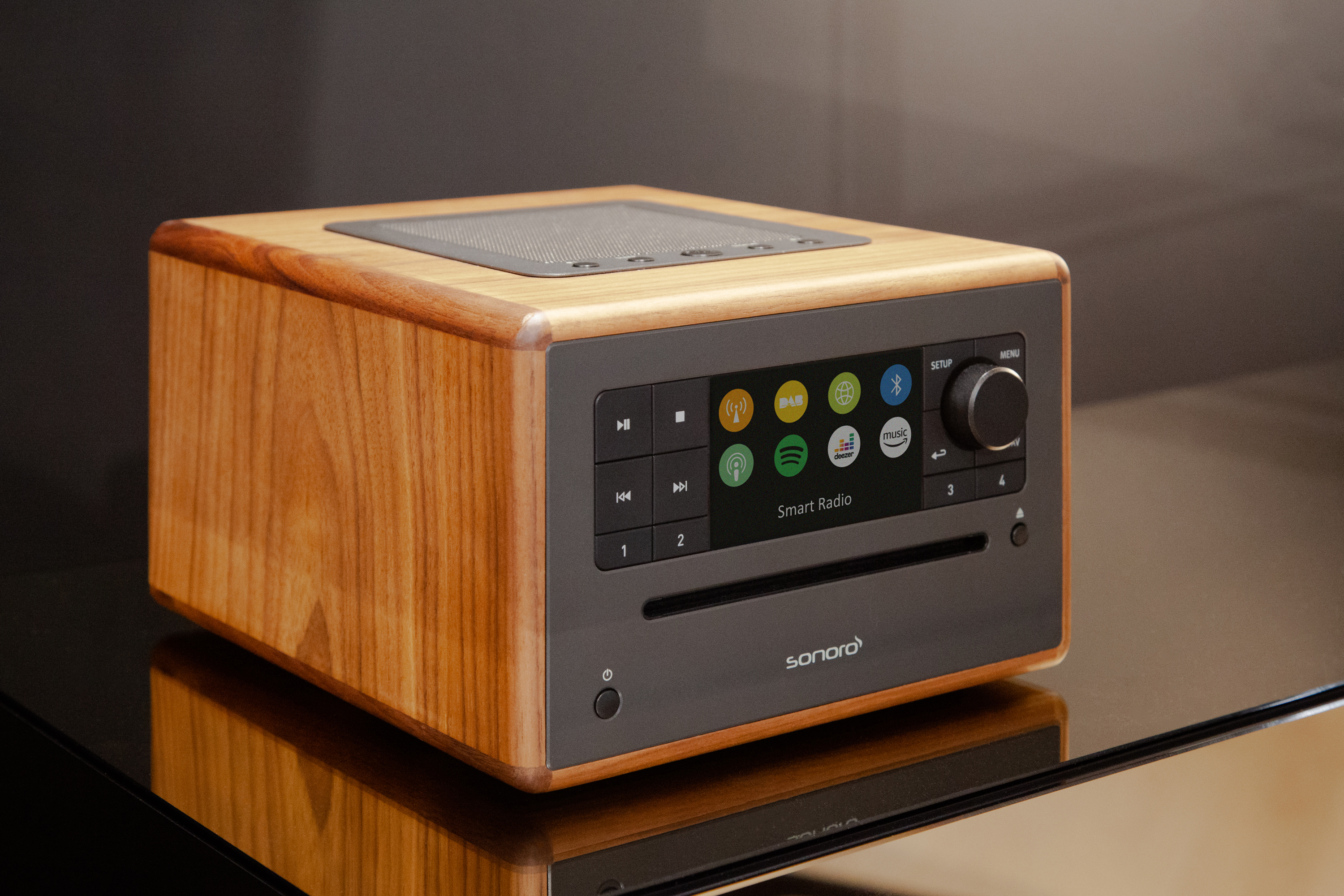 Houten smartradio. Heeft apps, CD-sleuf en knoppen.