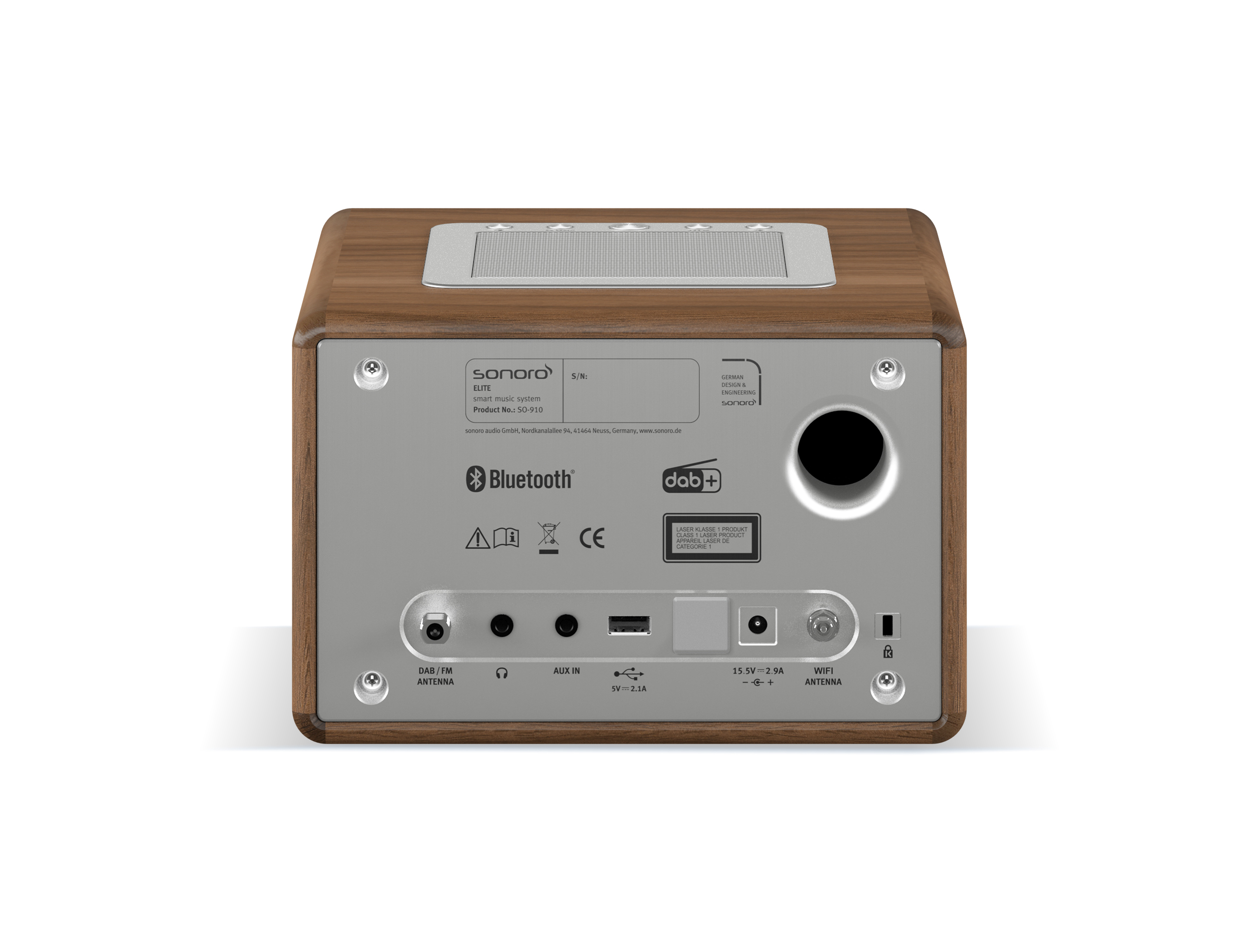 Achteraanzicht van een houten radio. Zilveren achterkant met poorten voor antenne, aux en stroom.