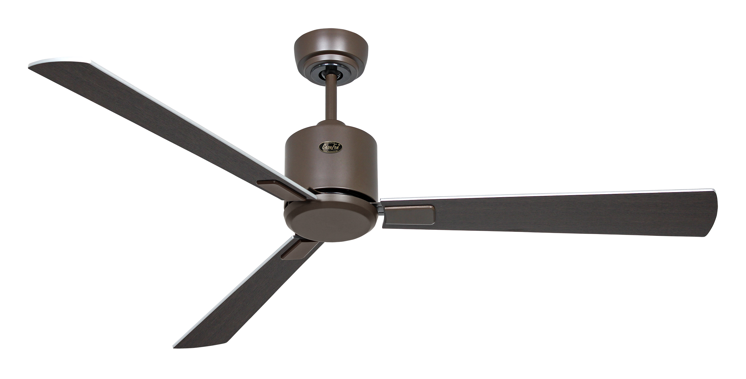 Un ventilatore da soffitto marrone con tre pale. È montato su un soffitto bianco.