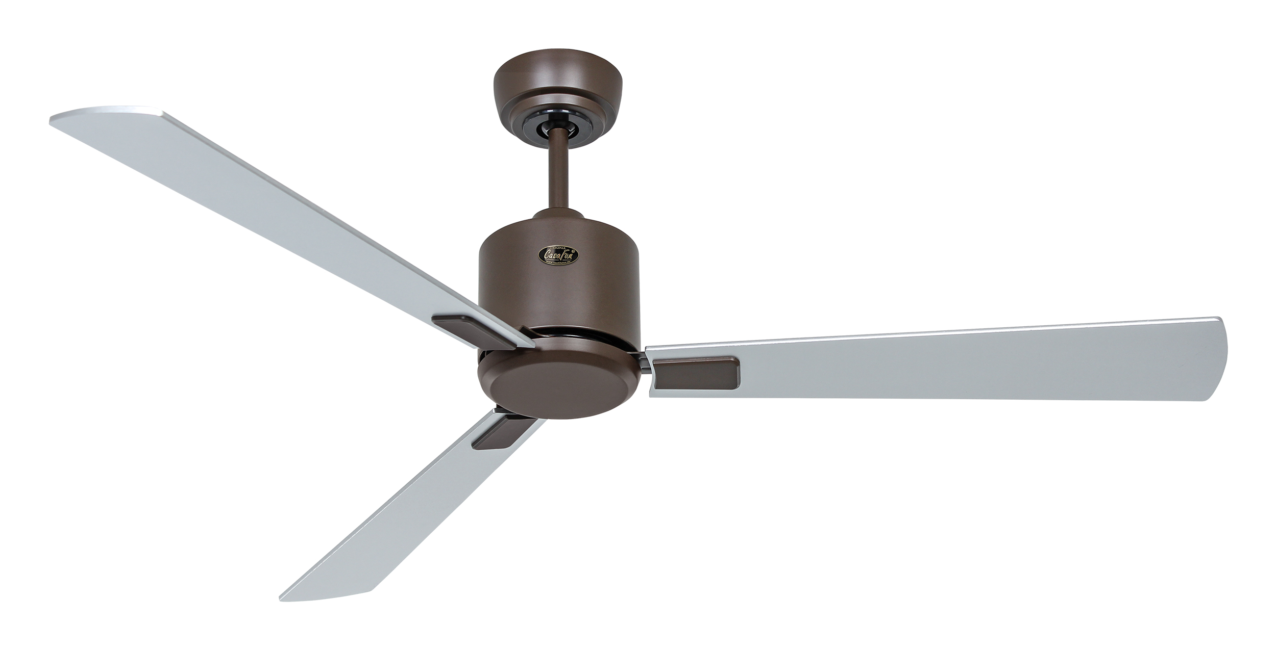 Un ventilatore da soffitto marrone con tre pale argentate. Le pale sono angolate. Il ventilatore è su sfondo bianco.