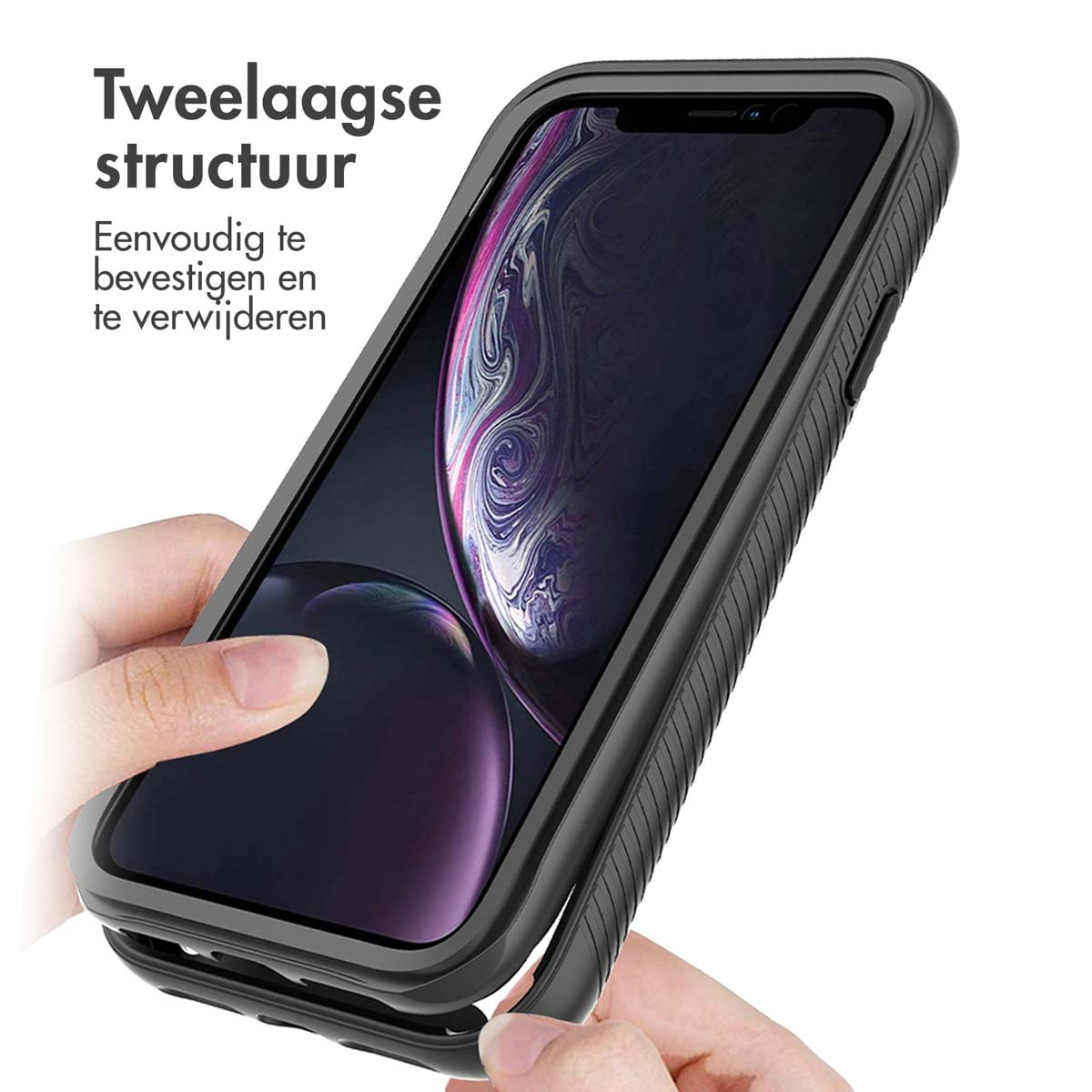 Hand houdt een zwarte telefoon met hoes vast. De hoes is zwart en heeft een tweelaagse structuur.