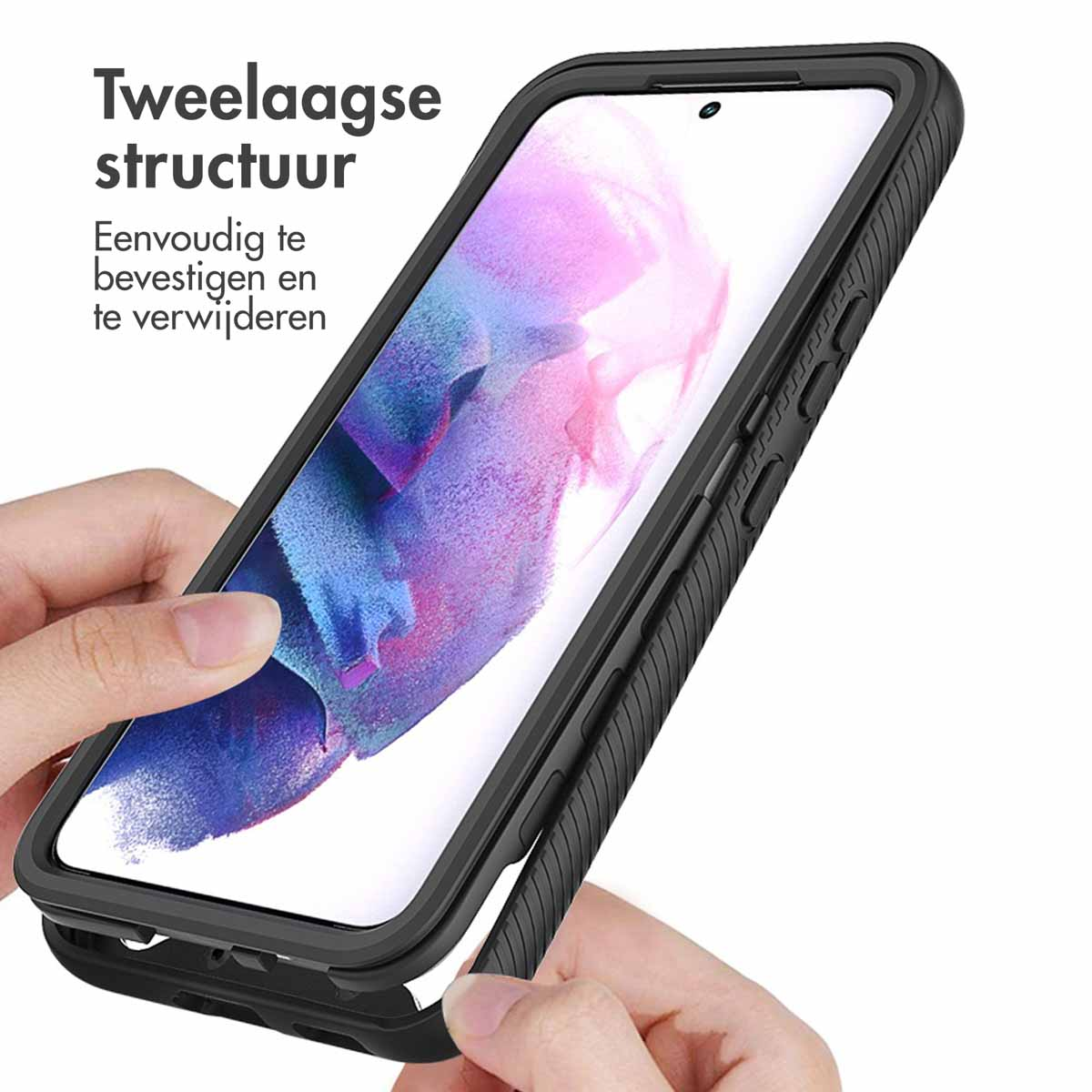 Een telefoon wordt in een zwarte hoes geplaatst. De hoes heeft een tweelaagse structuur. Telefoon is wit, achtergrond wit.