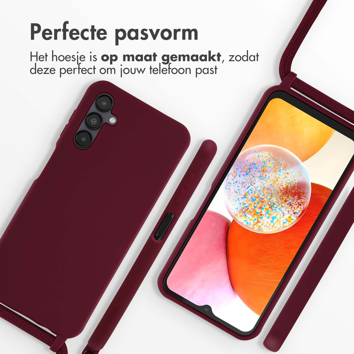 Bordeaux telefoonhoes en telefoon met een koord. Tekst: Perfecte pasvorm. De hoes is gemaakt om perfect op je telefoon te passen.