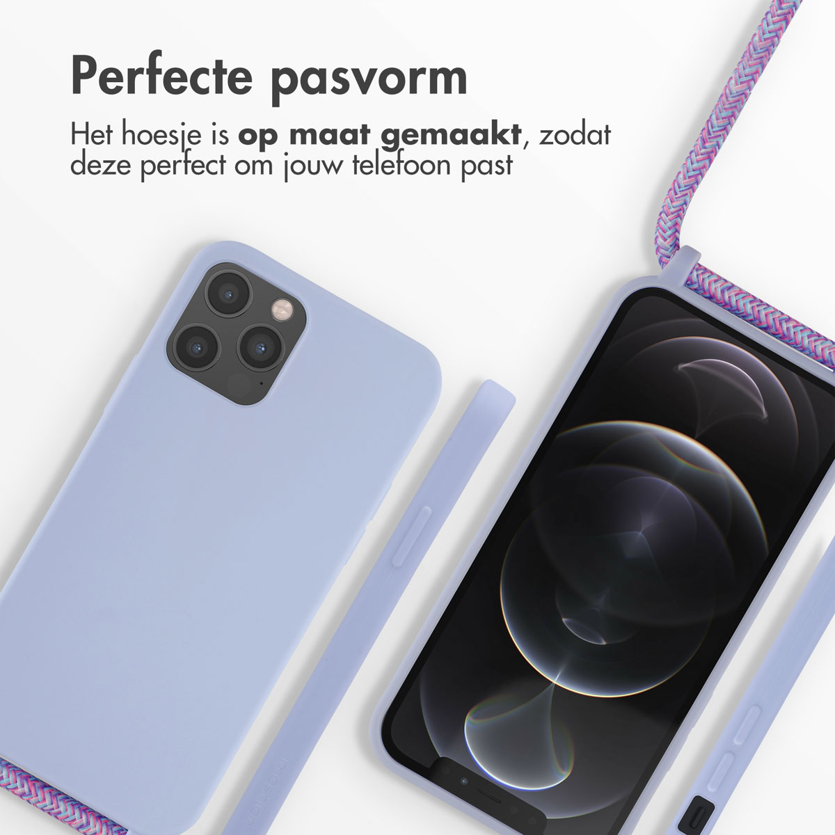 Une coque de téléphone bleu clair avec un téléphone à l'intérieur et un stylet assorti. Un cordon est également attaché.