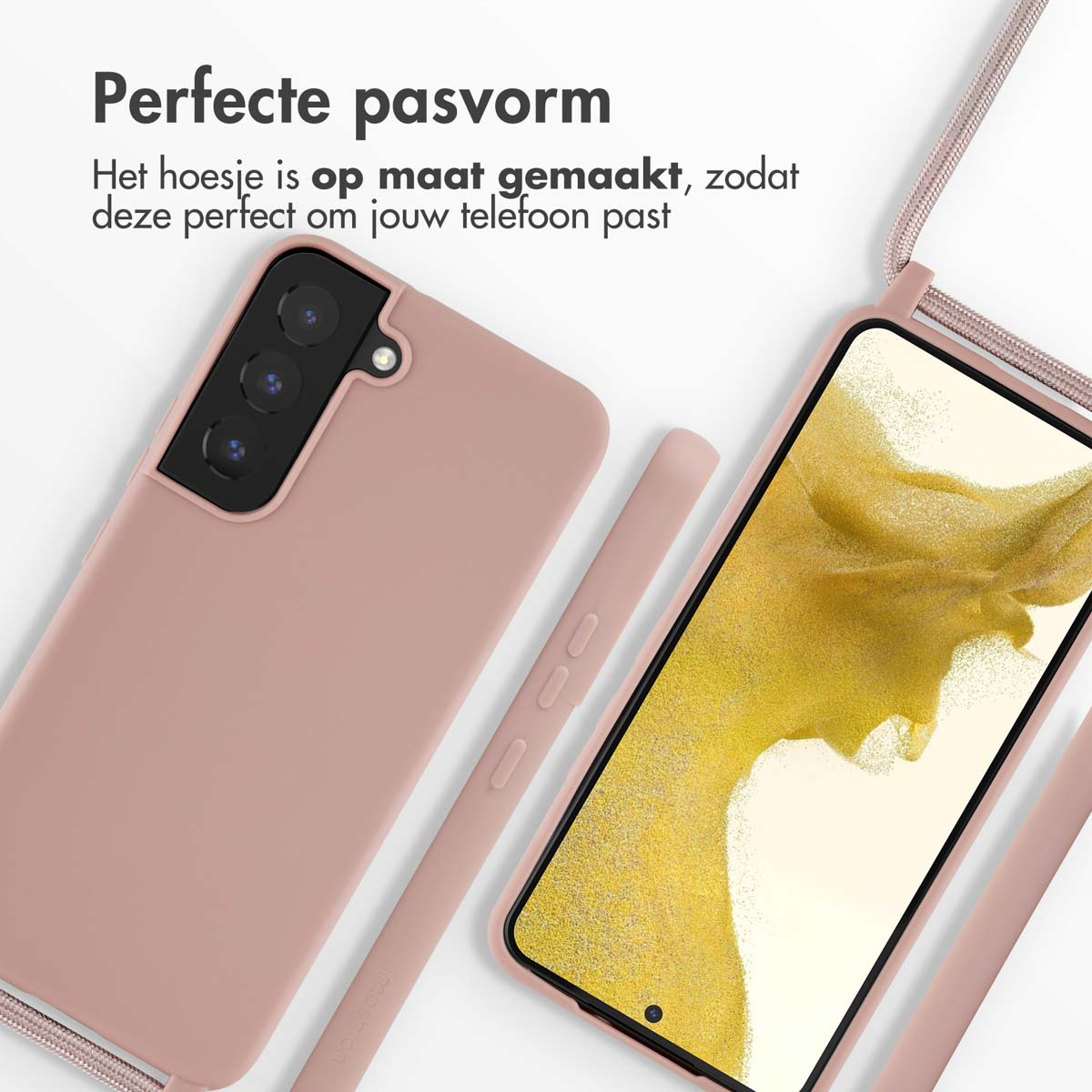 Roze telefoonhoes met een roze band. De telefoon zit in de hoes en is schuin. Witte achtergrond.