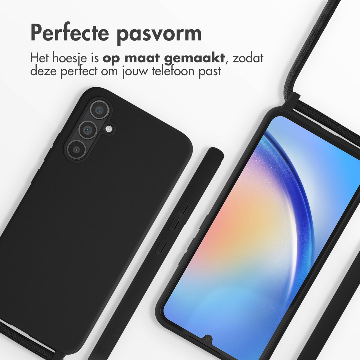 Zwart telefoonhoesje met telefoon en koord. Telefoonscherm zichtbaar. Tekst: Perfecte pasvorm.