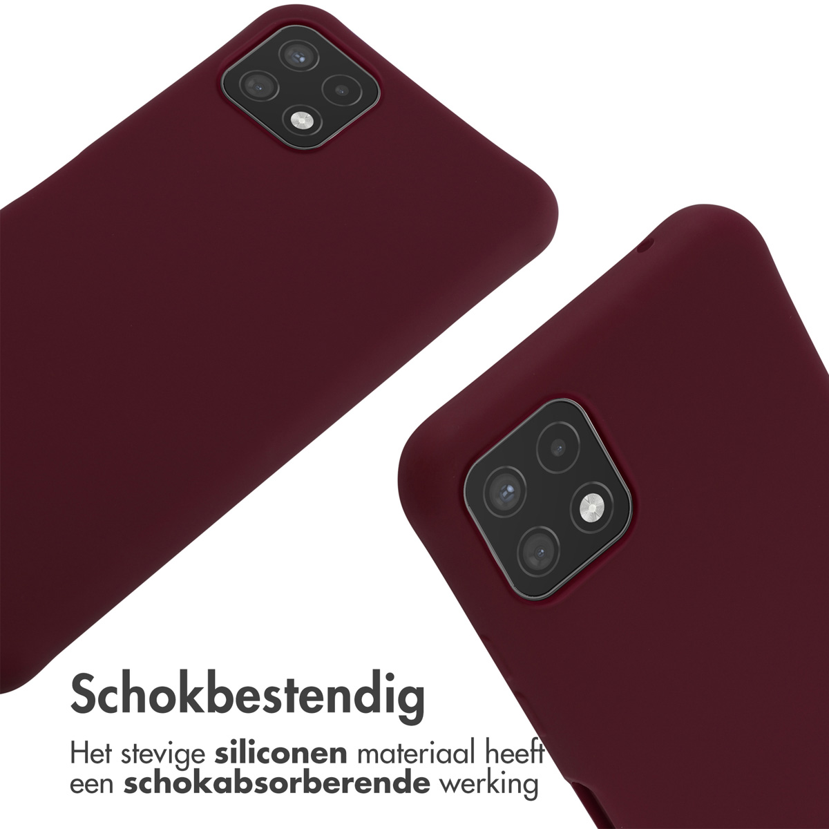 Twee bordeauxrode telefoonhoesjes op een witte achtergrond. De hoesjes hebben cameragaten. De hoesjes zijn schuin.