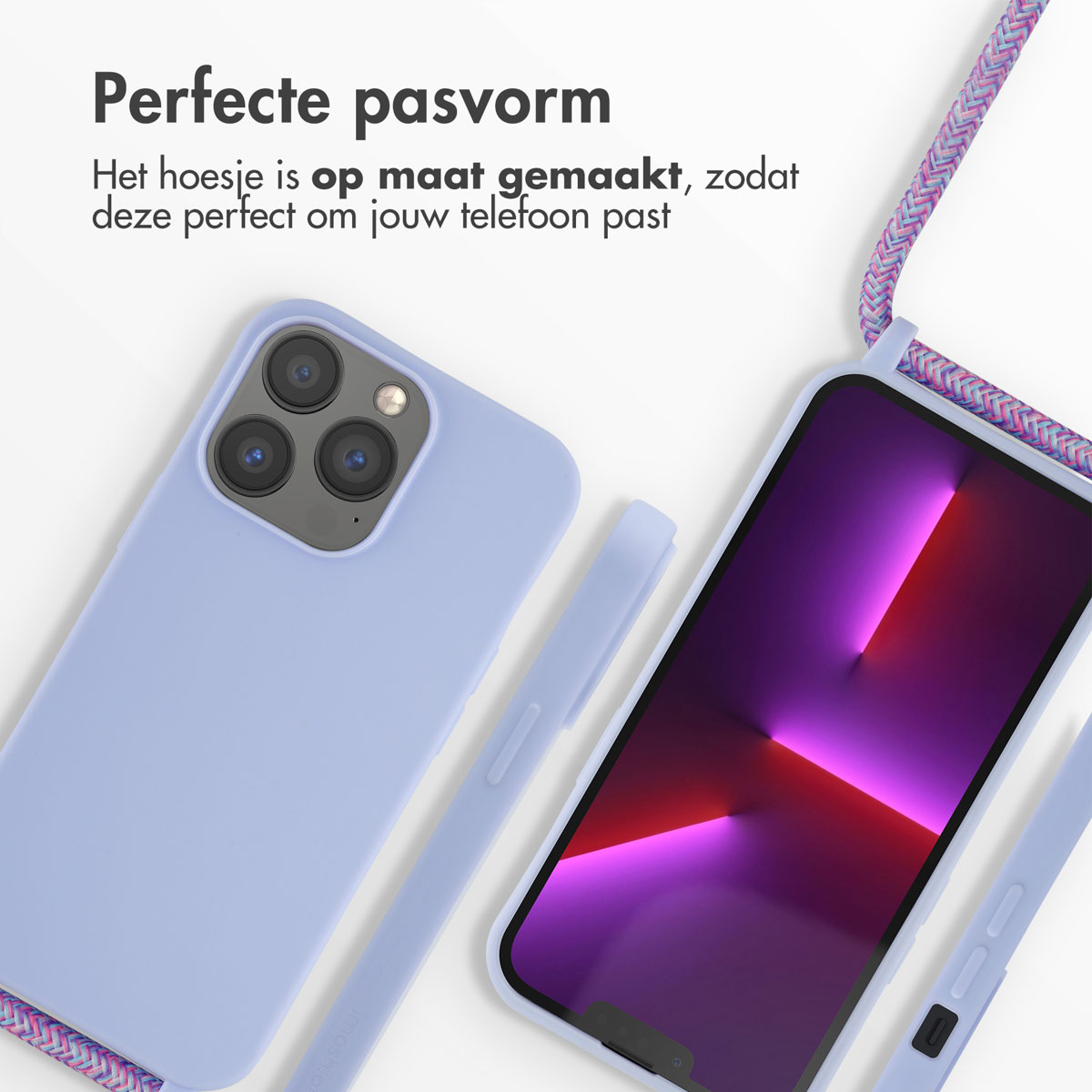 Coque bleu clair avec sangle et téléphone. Texte: Ajustement parfait.