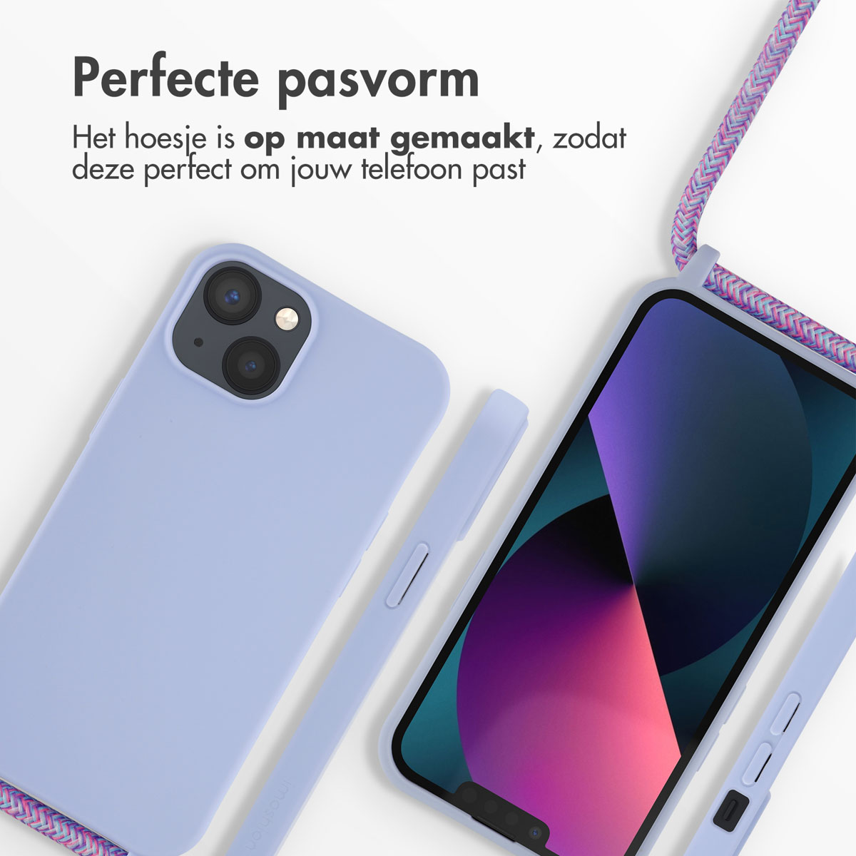 Une coque de téléphone violet clair et deux autres coques sont visibles. Le téléphone affiche l'heure. Il y a aussi une corde rose.