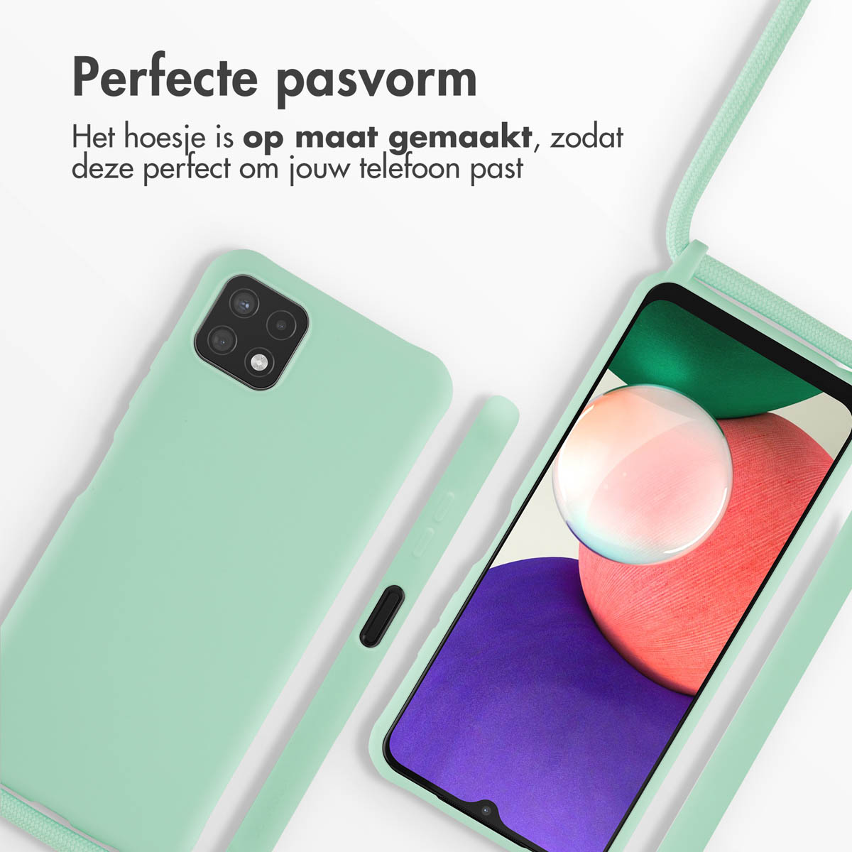 Twee groene telefoonhoesjes, met een telefoon erin, en een koord. Witte achtergrond.