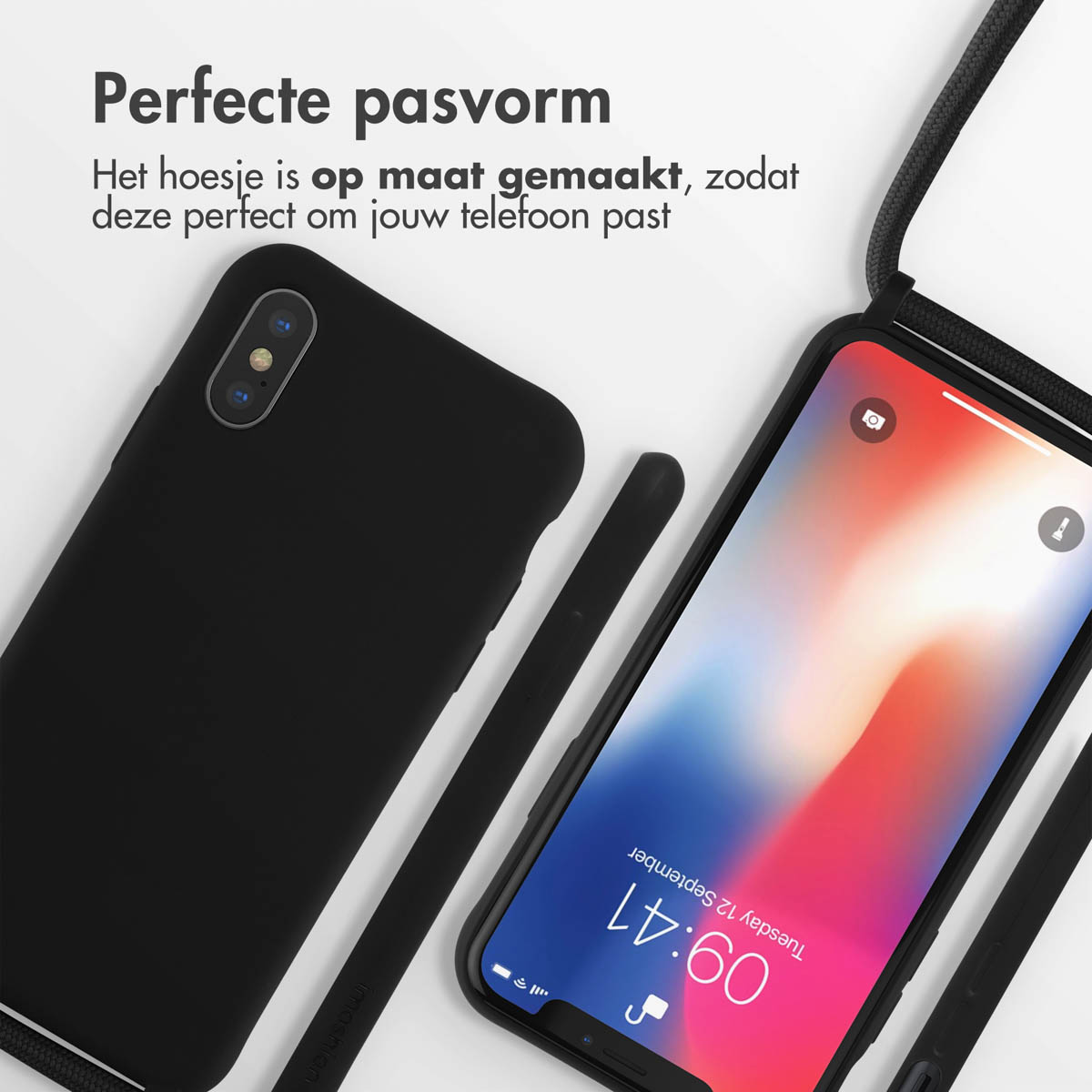 Custodia nera con cordino nero. Il telefono mostra l'ora. Sfondo bianco.