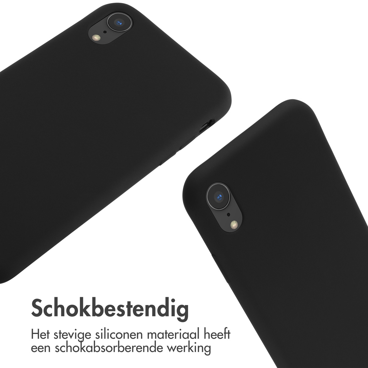 Gros plan de deux coques de téléphone noires. Chacune comporte un trou pour la caméra.