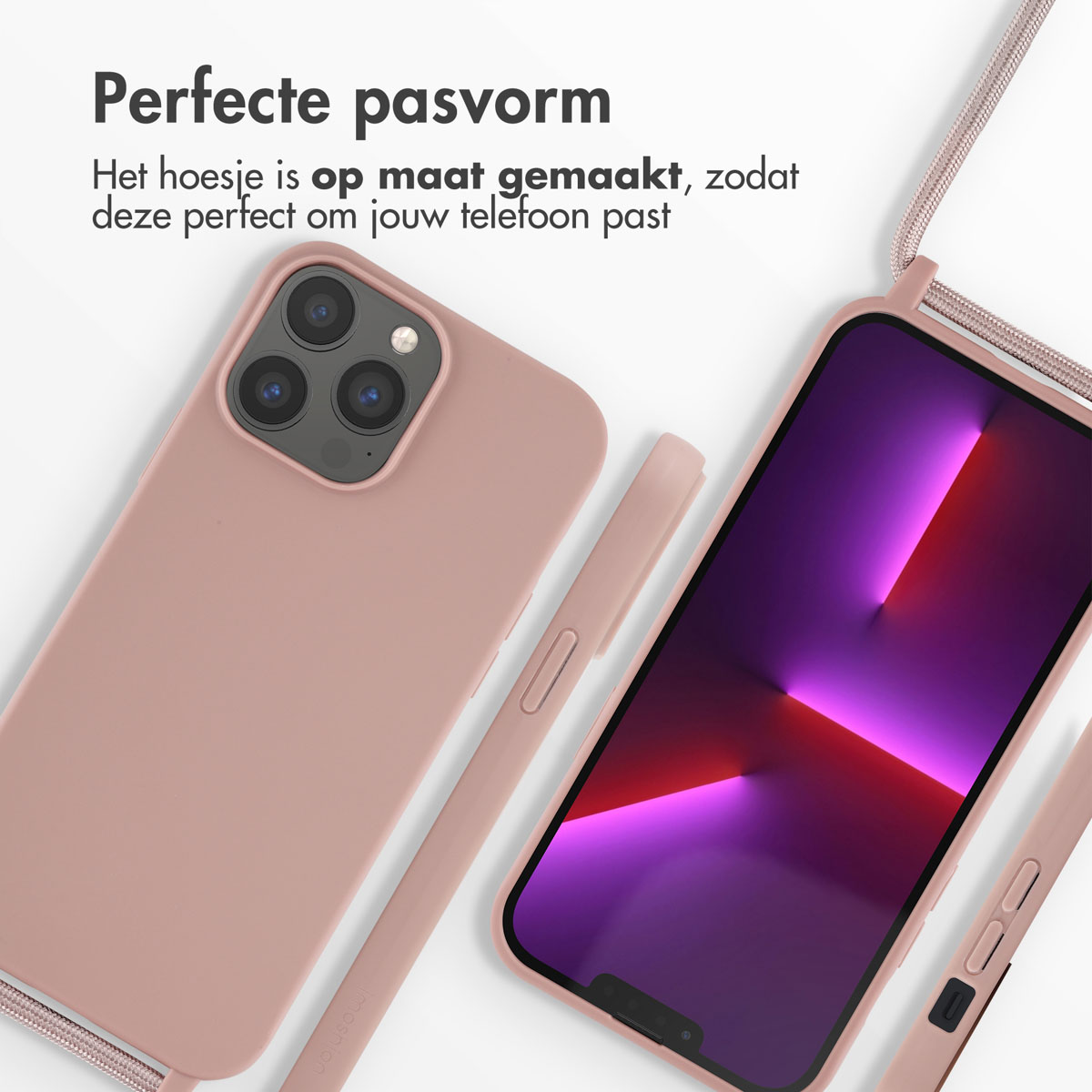 Téléphone dans un étui rose, à côté d'un étui vide, une sangle, fond blanc.